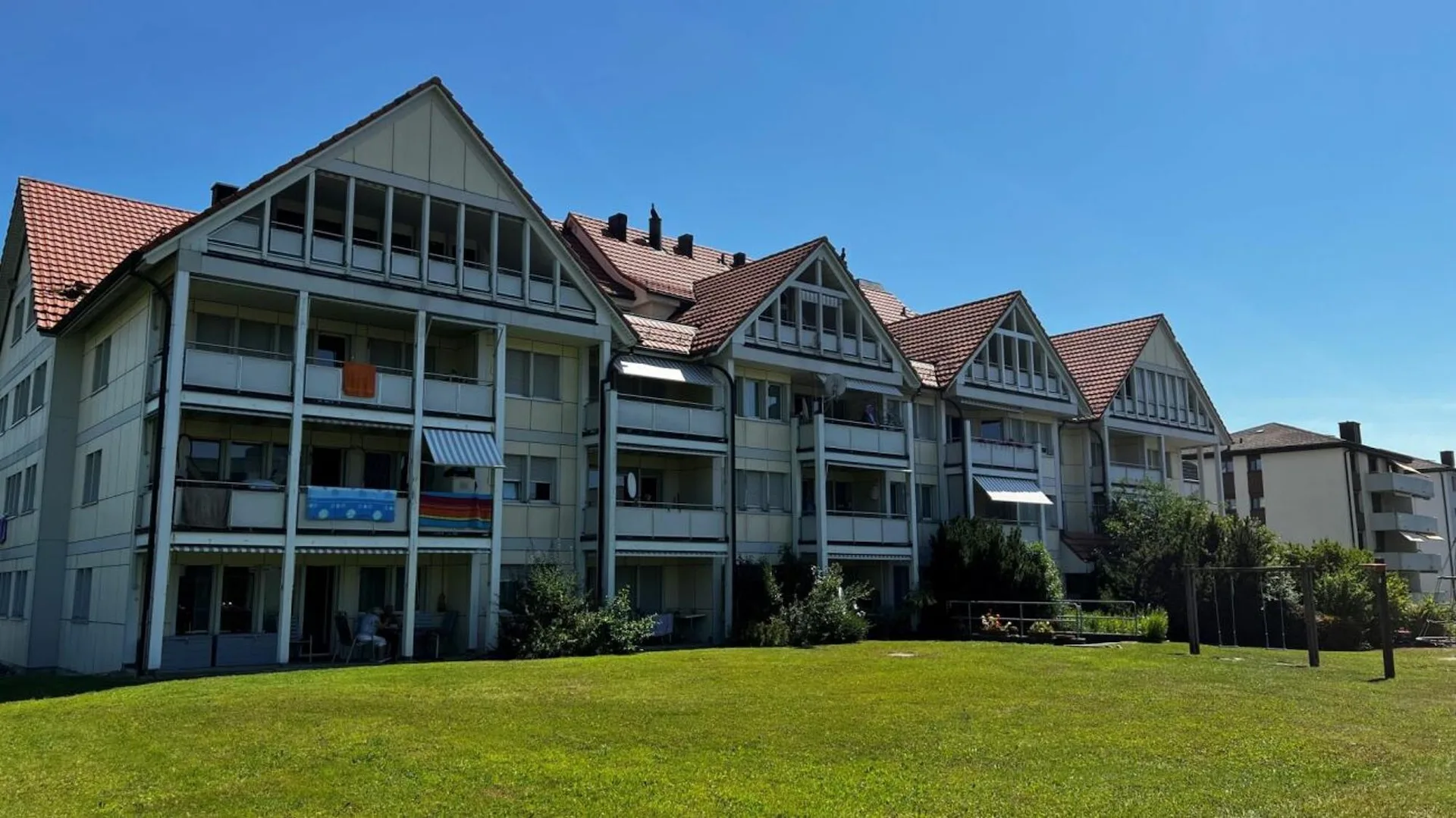 Appartement de 4,5 pièces au rez-de-chaussée avec vue sur le verdure