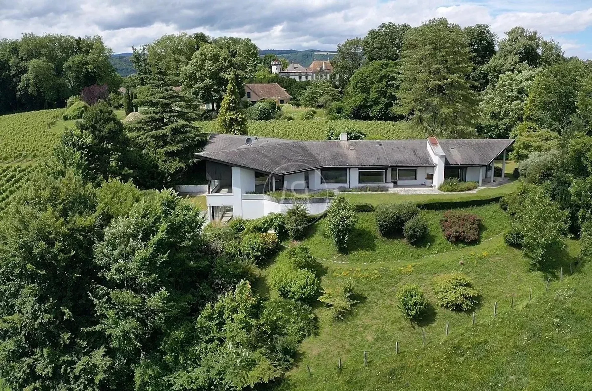 Eigentum mit Aussicht in Dully, hervorragendes Baupotenzial