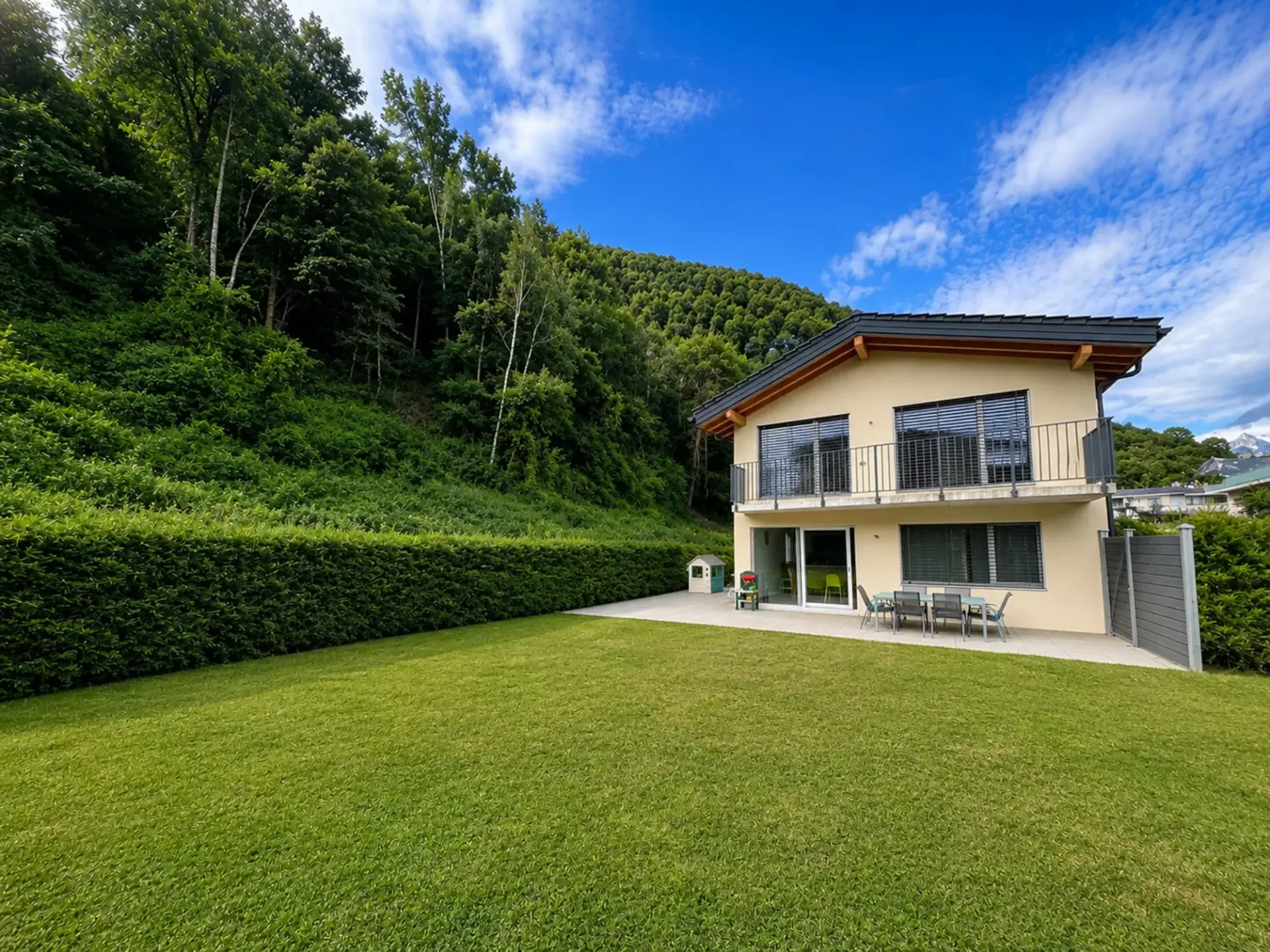 Prächtige neuere Villa mit geräumigem Garten in Aproz