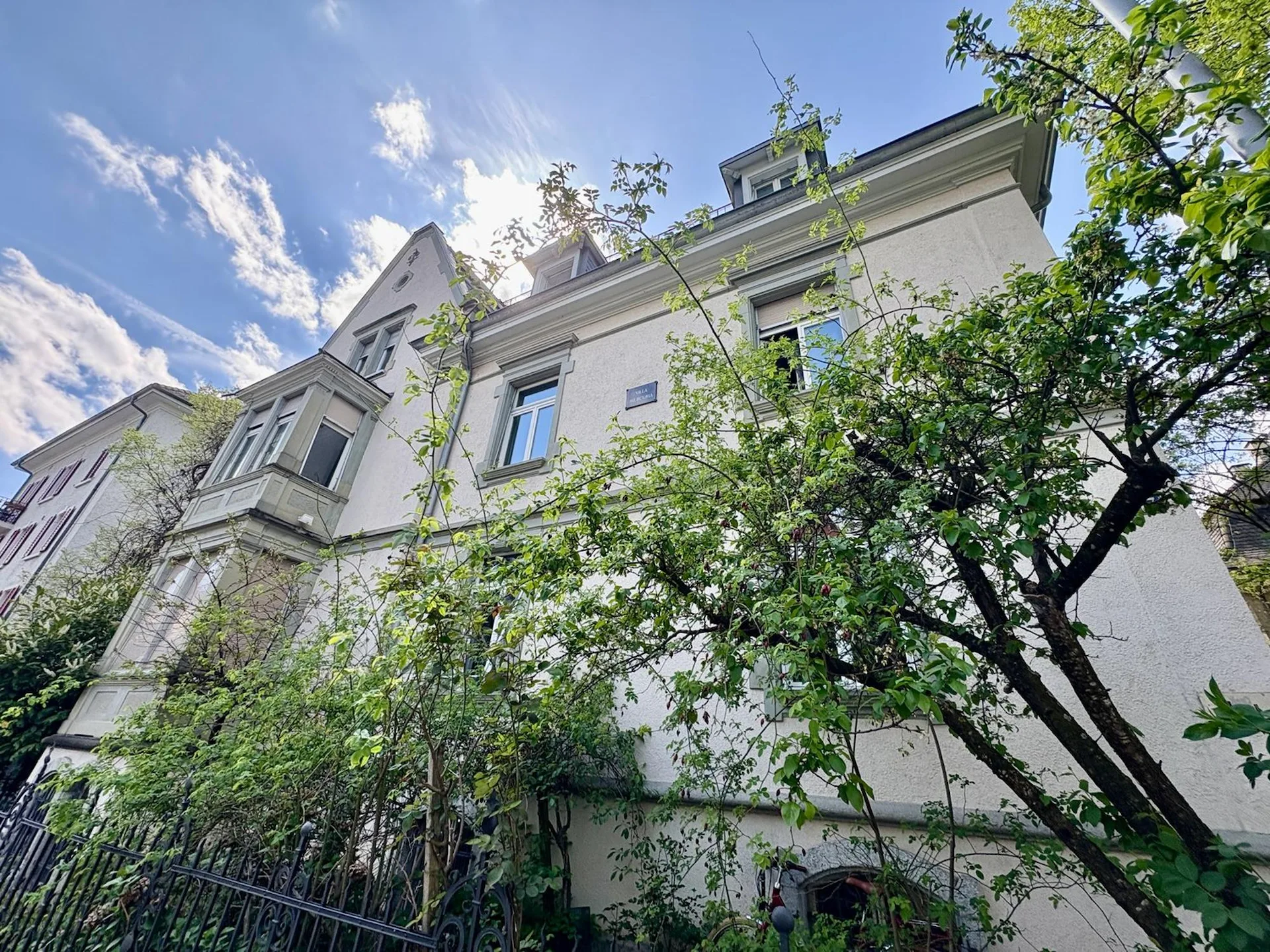 (BEFRISTET/TEMPORARY 31.07.2026) Zwei Stylisches Zimmer (20m2) in einer Jugendstil-Villa-WG