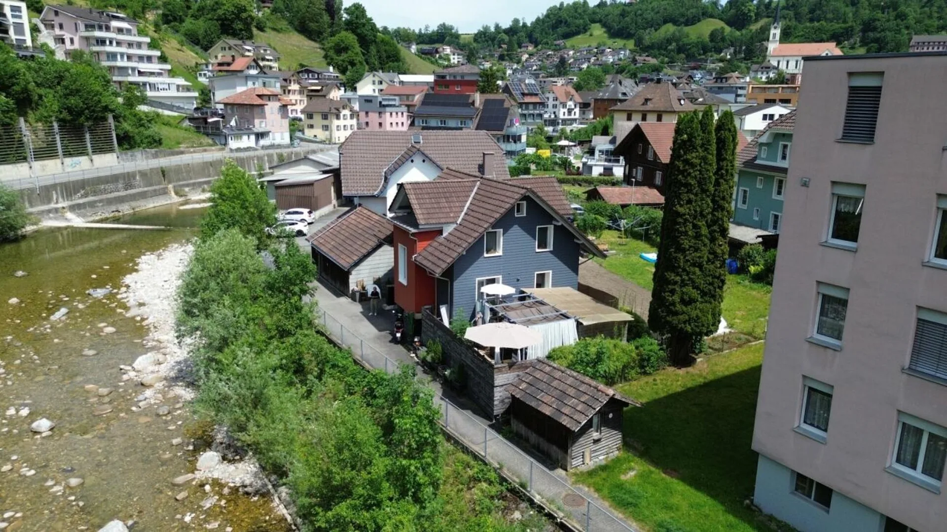 Ihre Chance auf ein charmantes Eigenheim mit grosser Terrasse direkt am Fluss!