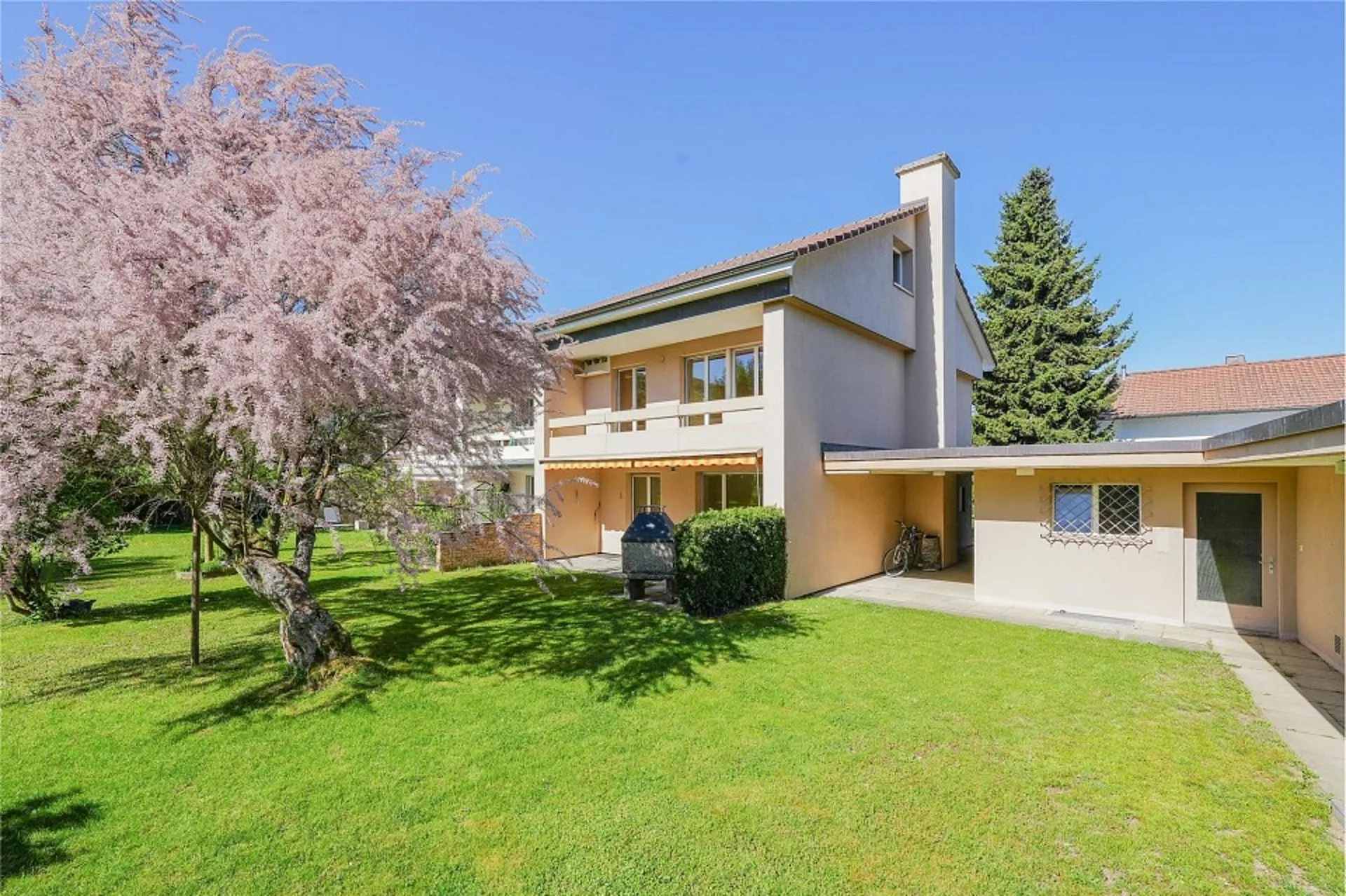 Charming living in a park-like environment: 4.5 room corner row house (expandable)
