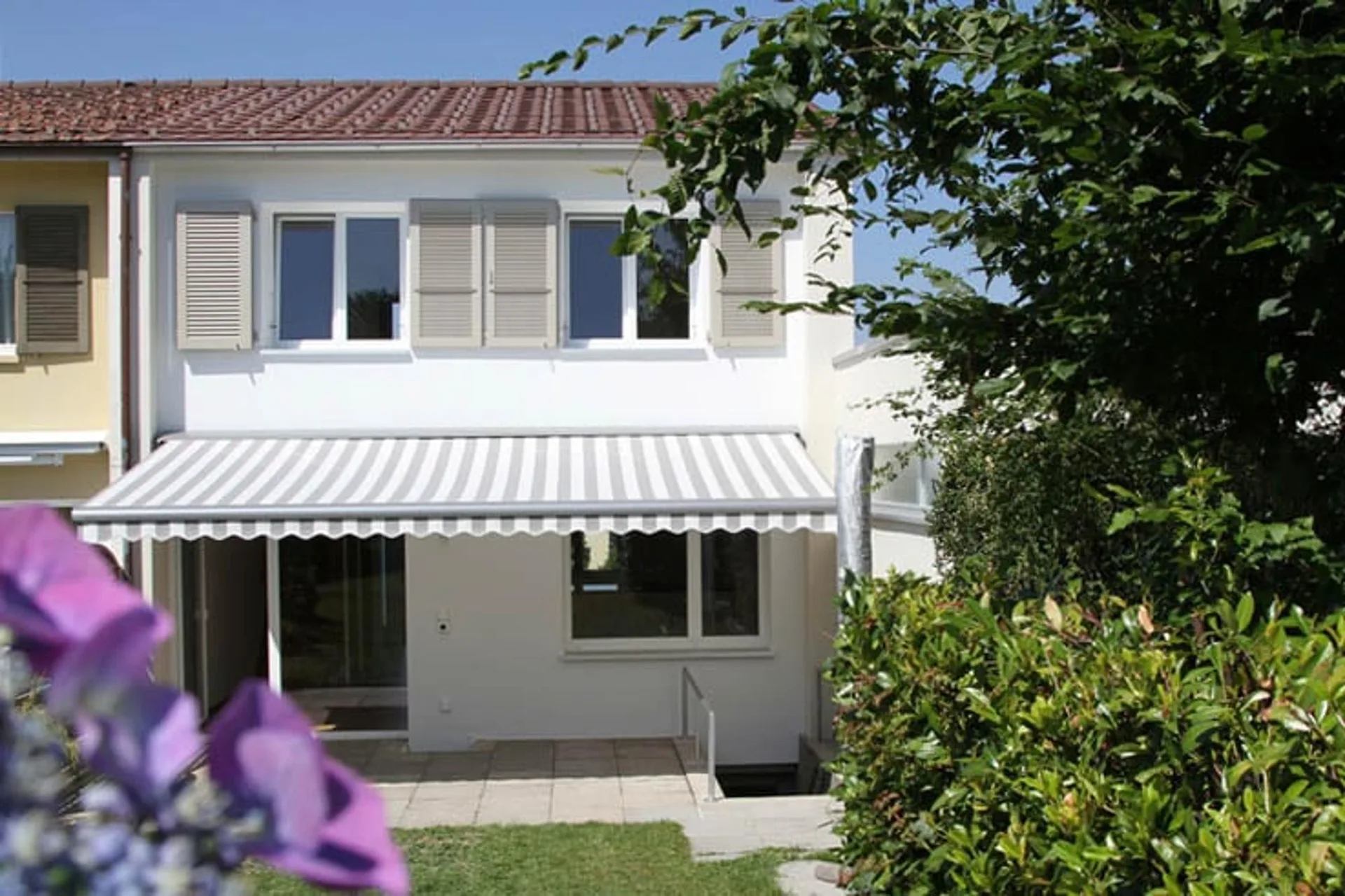 Maison pour célibataires et couples. Meilleure situation : espace de séjour ensoleillé et jardin. Vue panoramique.