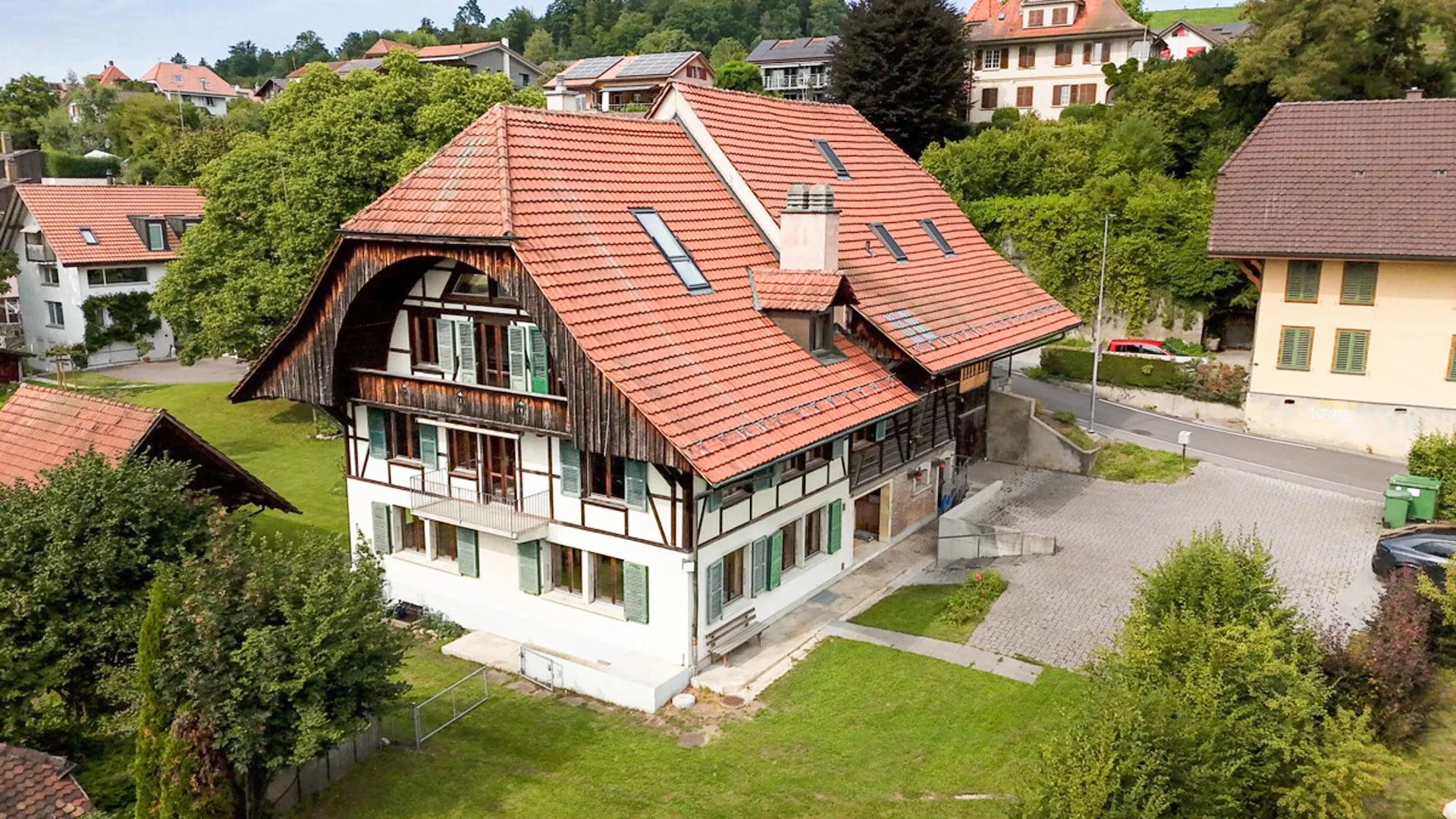 Bauernhaus mit modernem (Gewerbe-)Anbau