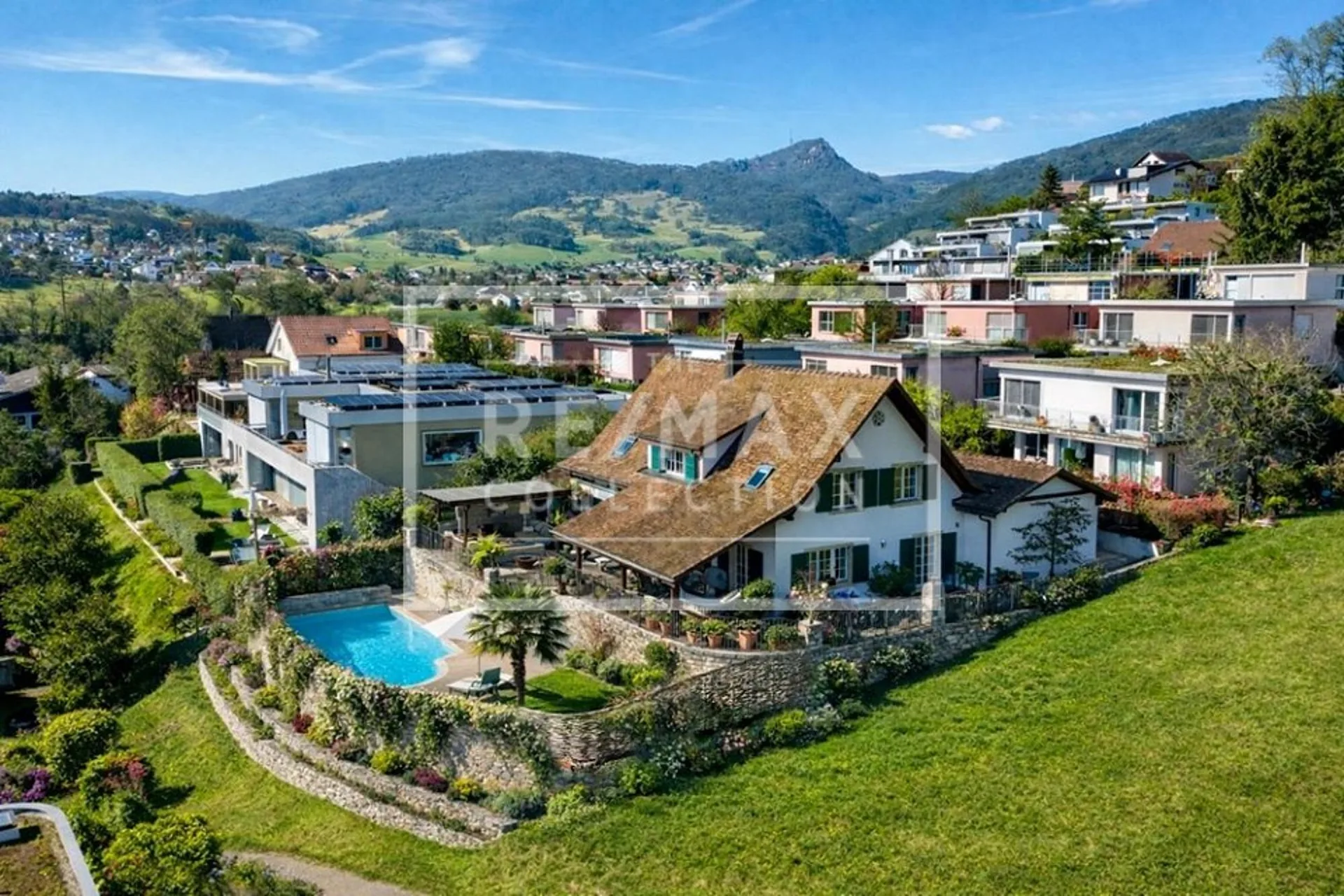 6.5++ Zi-Landhaus, WF 210 m², terrassierte Gartenanlage, Pool, Pergola, 760 m² GF, Panoramaweitsicht