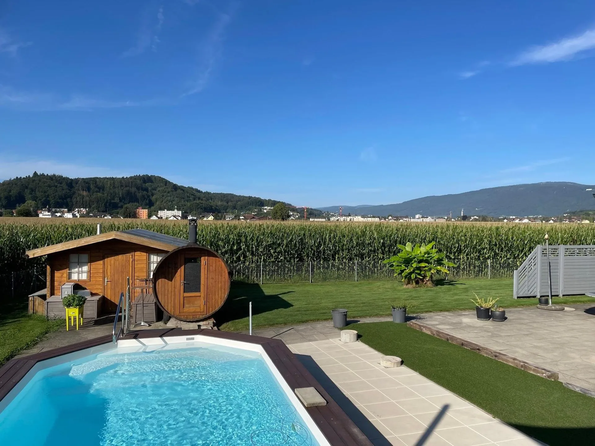 Doppelhaus mit Pool und grossem Garten in Schwadernau