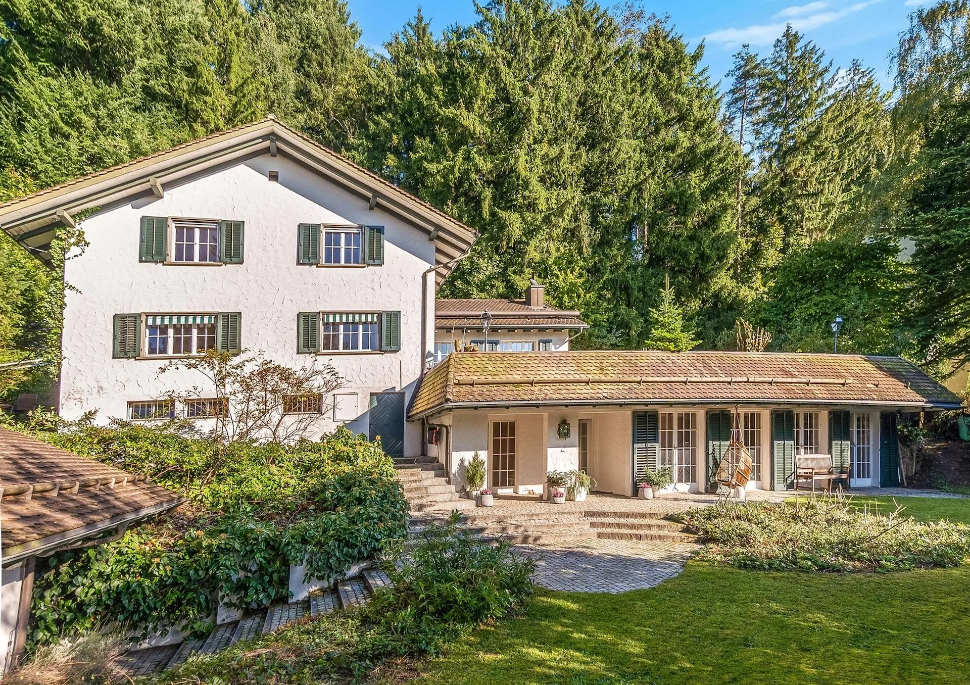 Maison de campagne enchantée au bord de la forêt avec un jardin pittoresque