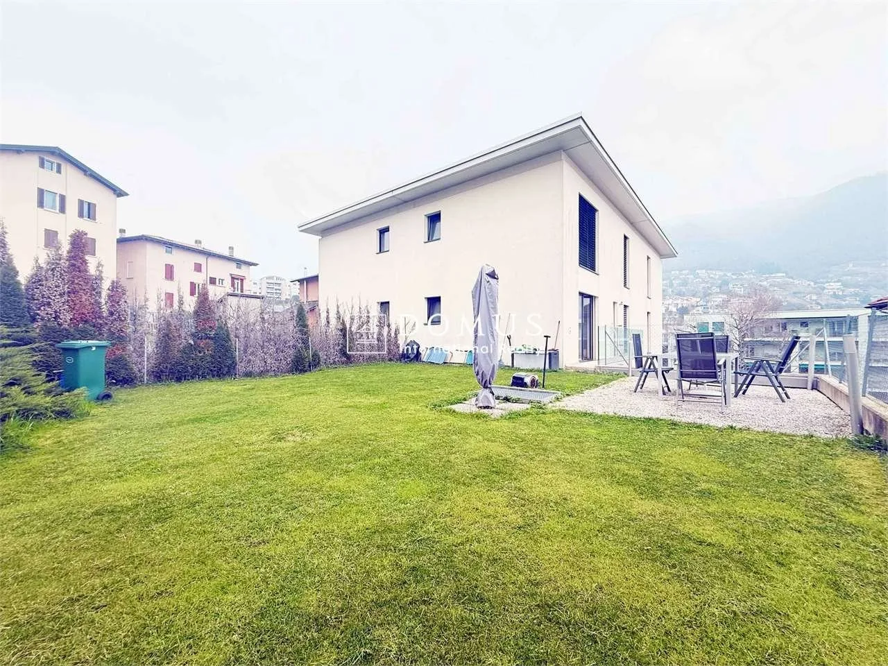 Moderno appartamento con giardino privato e due posti auto