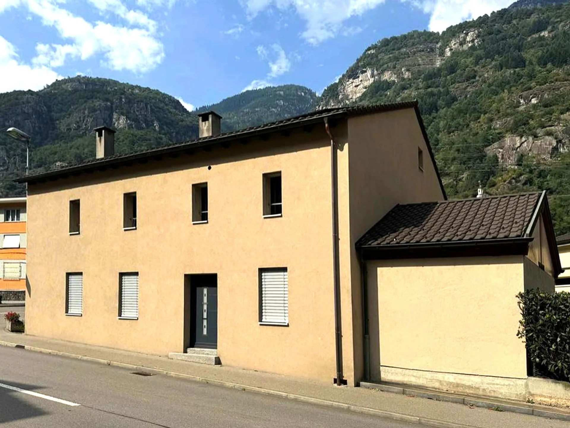 Einkommenshaus mit zwei Wohnungen und Lagerfläche