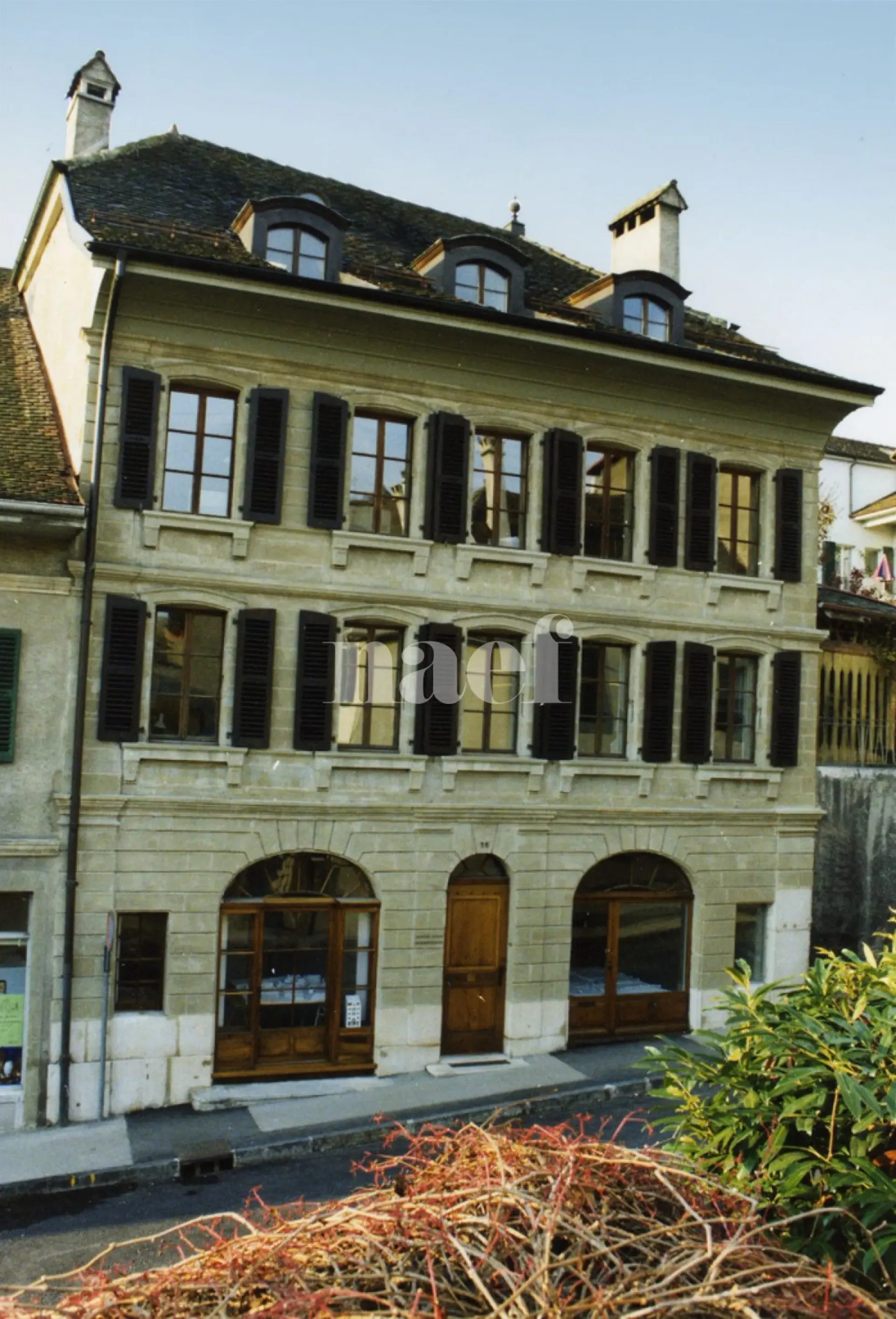 Im Herzen von Nyon - Schönes Gebäude mit vielen Büros und Blick auf das Schloss/See