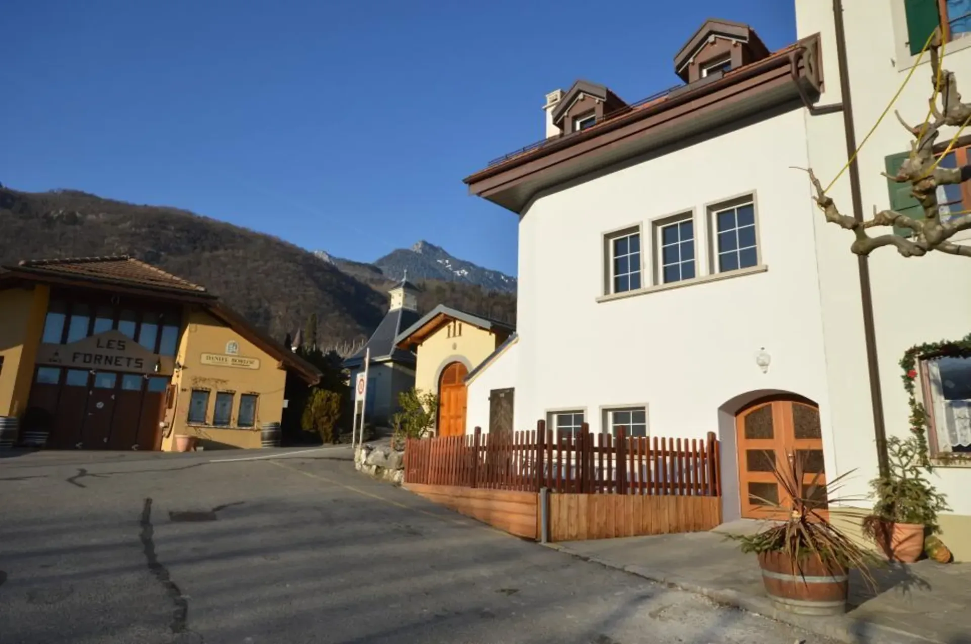 Yvorne: zwei Minuten von Aigle entfernt: Dorfhaus auf 3 Ebenen!