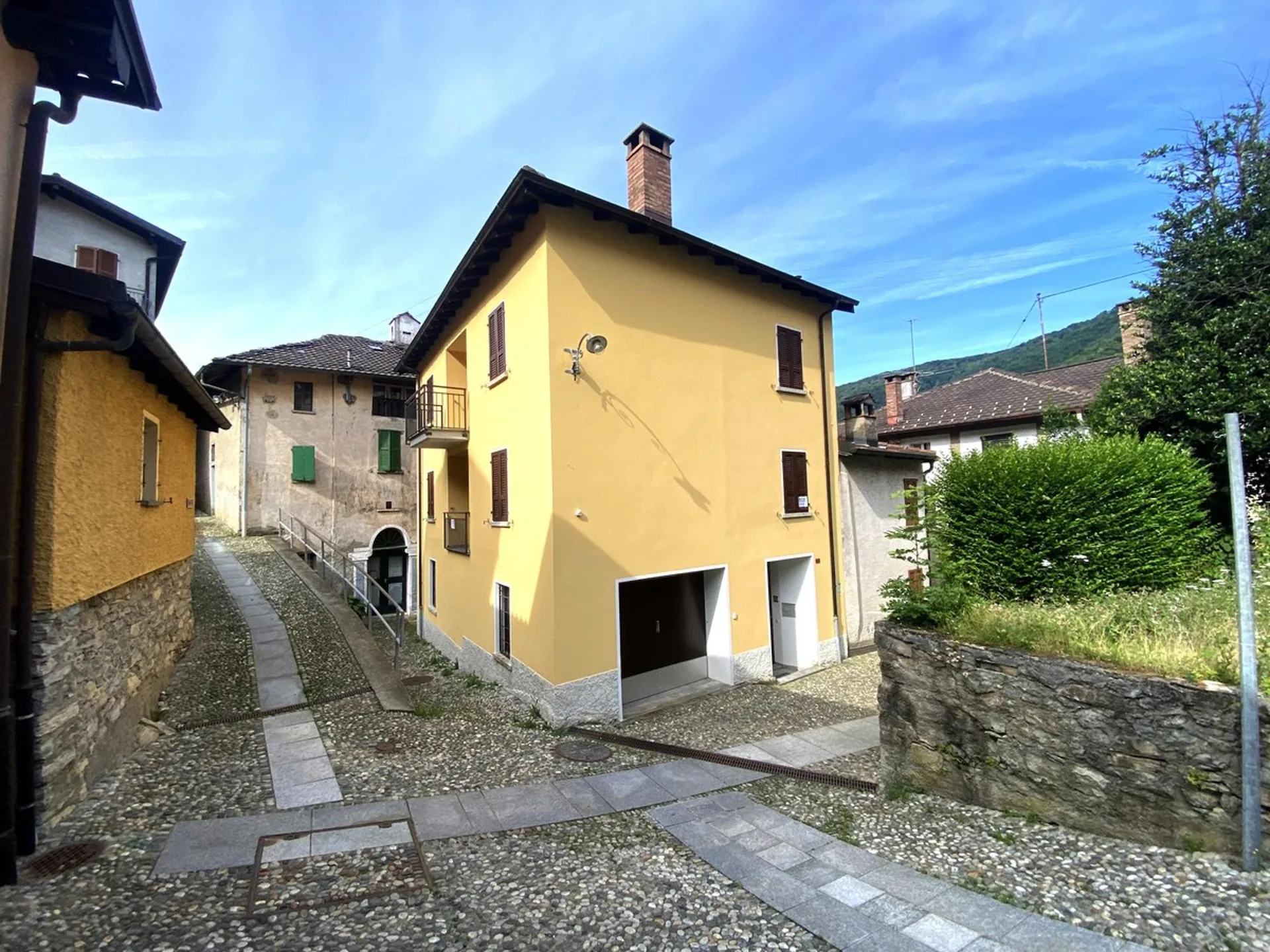 Haus mit 4,5 Zimmern, renoviert mit Grotte, zwei Kaminen und Balkonen.