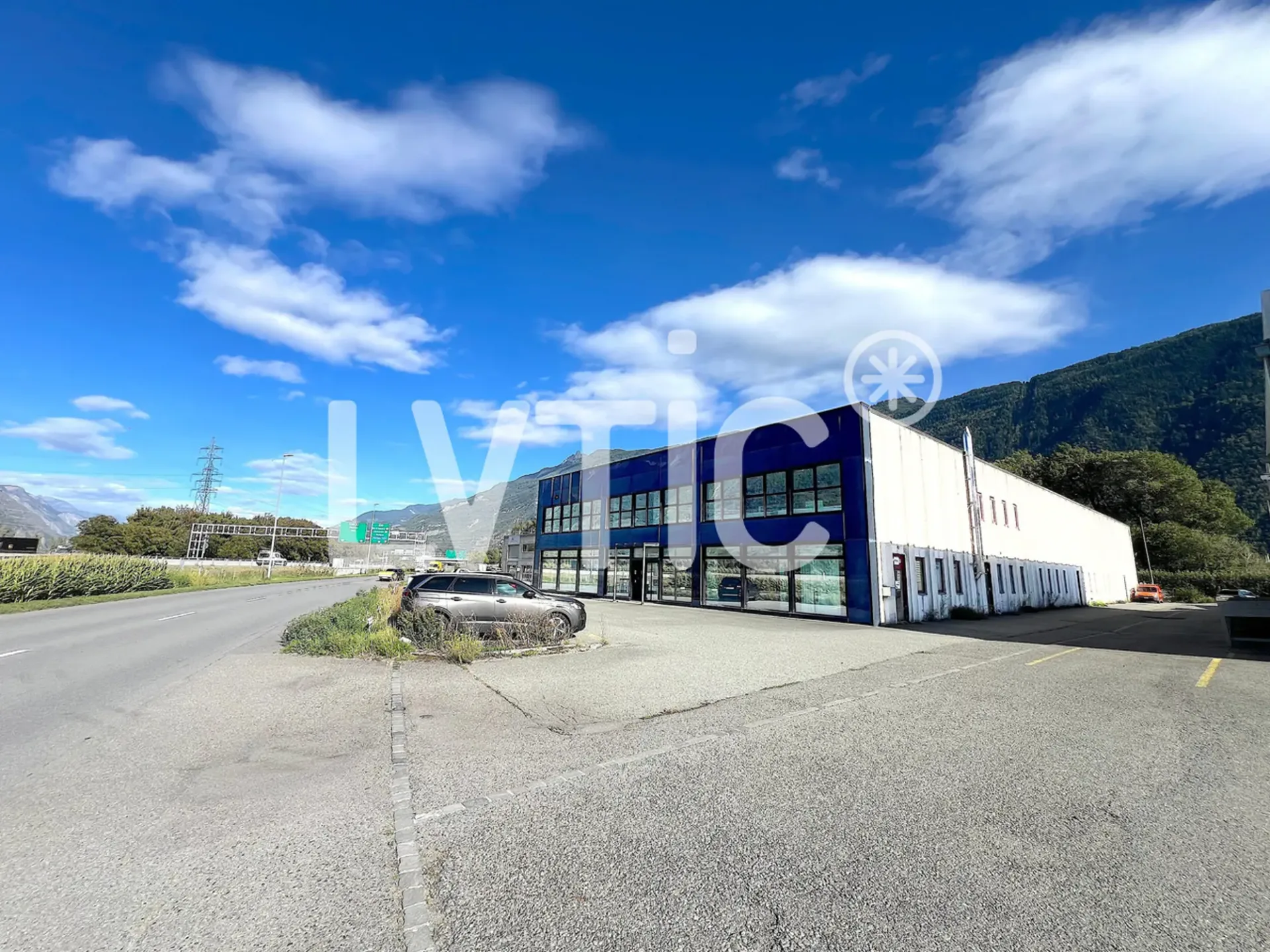 Industriehalle, Showroom, Büros von 2000 m2 zur Miete in Martigny
