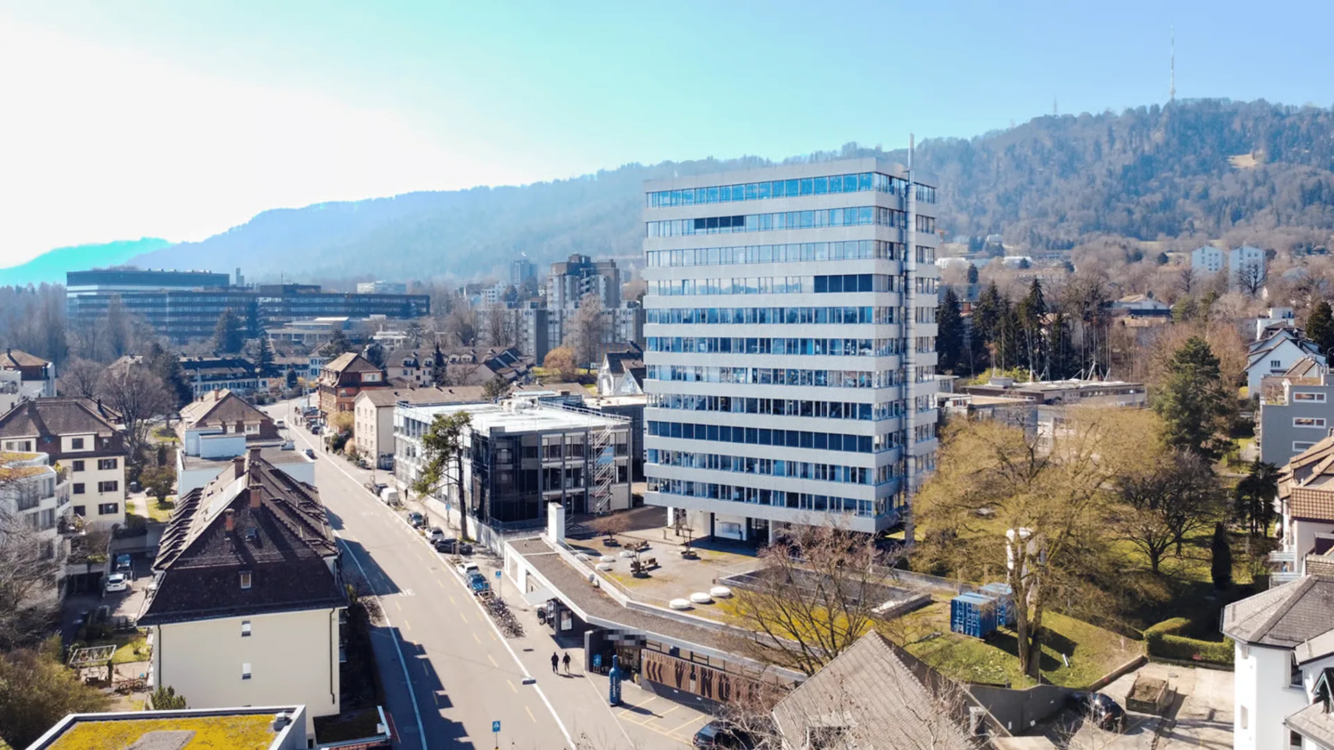 MODERN AUSGEBAUTE BÜROS MIT BLICK ÜBER ZÜRICH