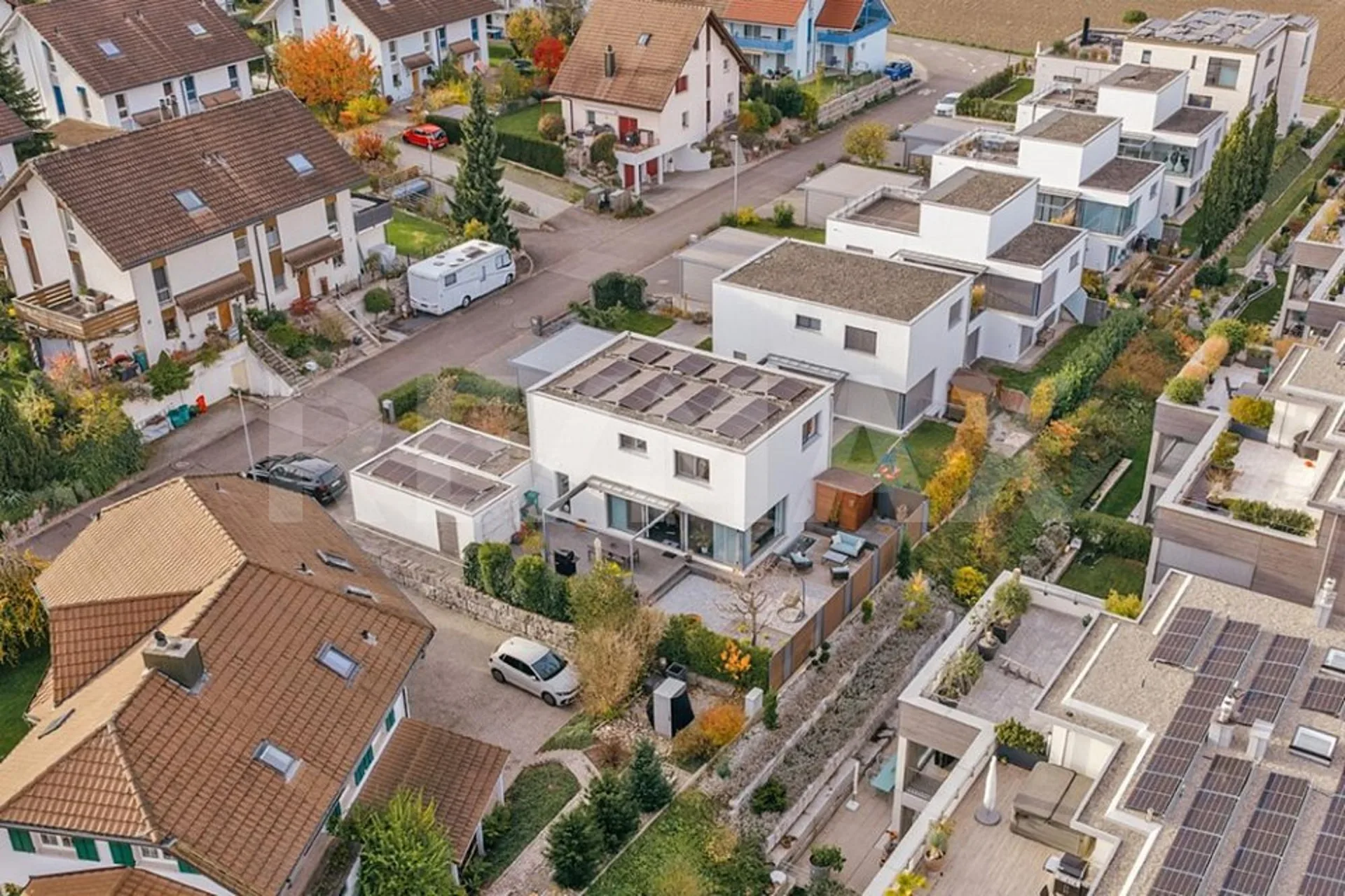 Casa unifamiliare indipendente, moderna con giardino intelligente