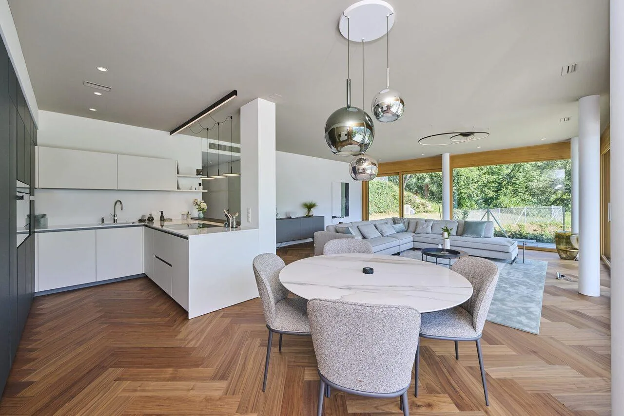 Moderno Appartamento con Ampia Terrazza e Giardino