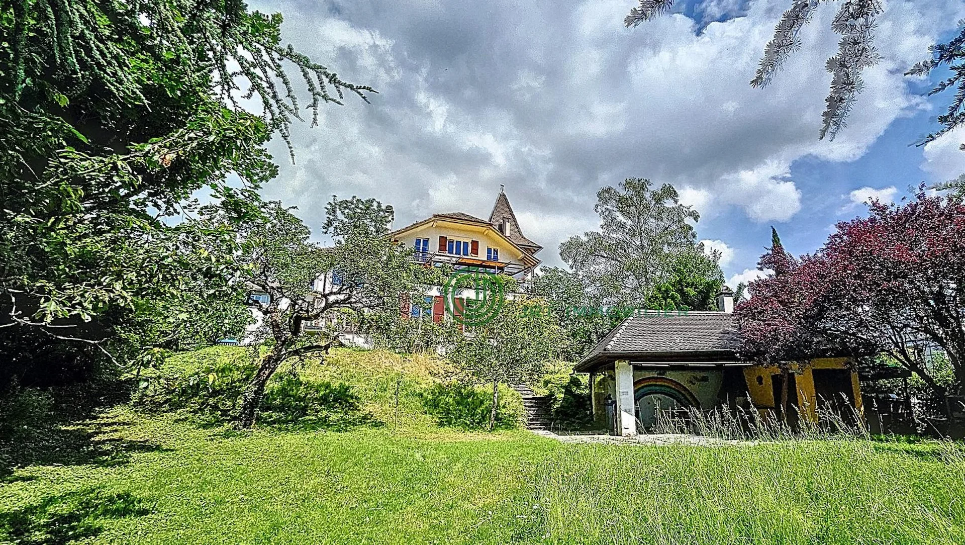 GRANDE MAISON AVEC TOURELLE DANS UN PARC RAVISSANT CORCELLES (NE)