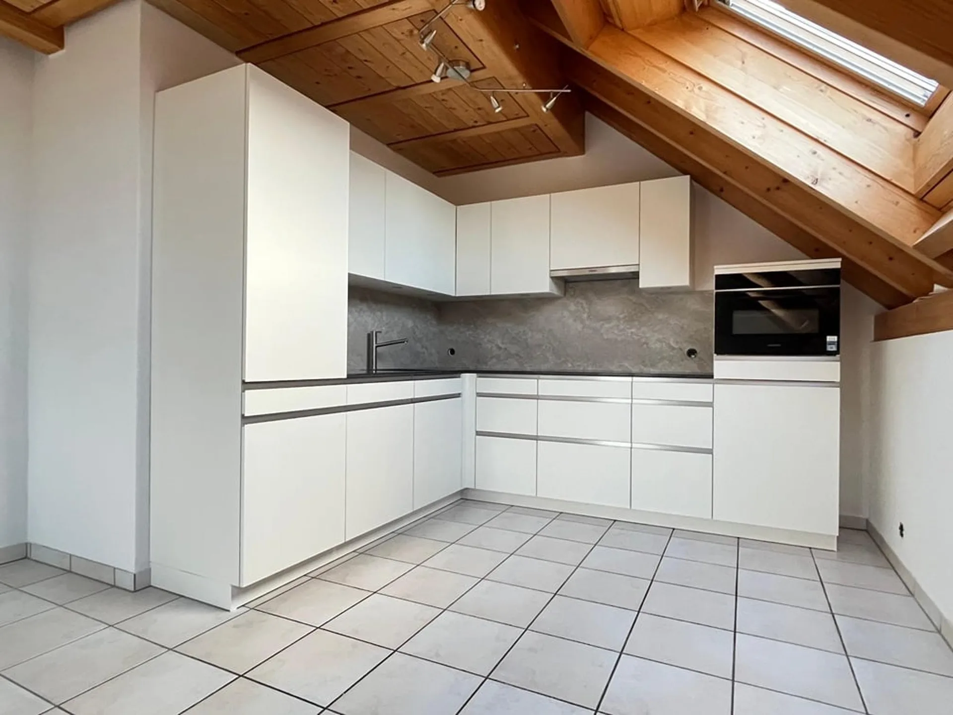 Hell 3 stanze duplex appartamento mansardato con cucina nuova e sauna in affitto