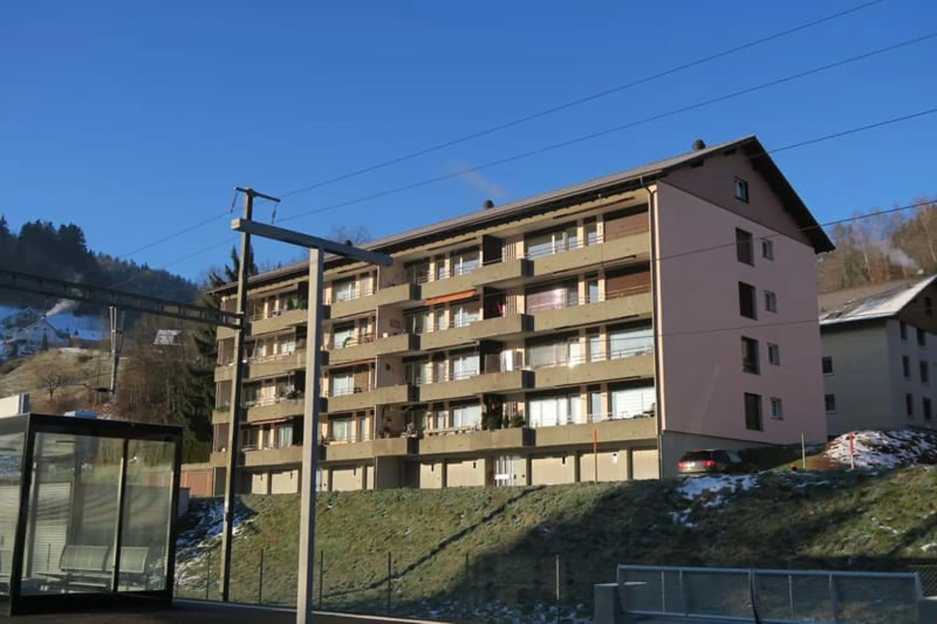 Charmante 3.5-Zimmer-Wohnung mit Balkon in Brunnadern