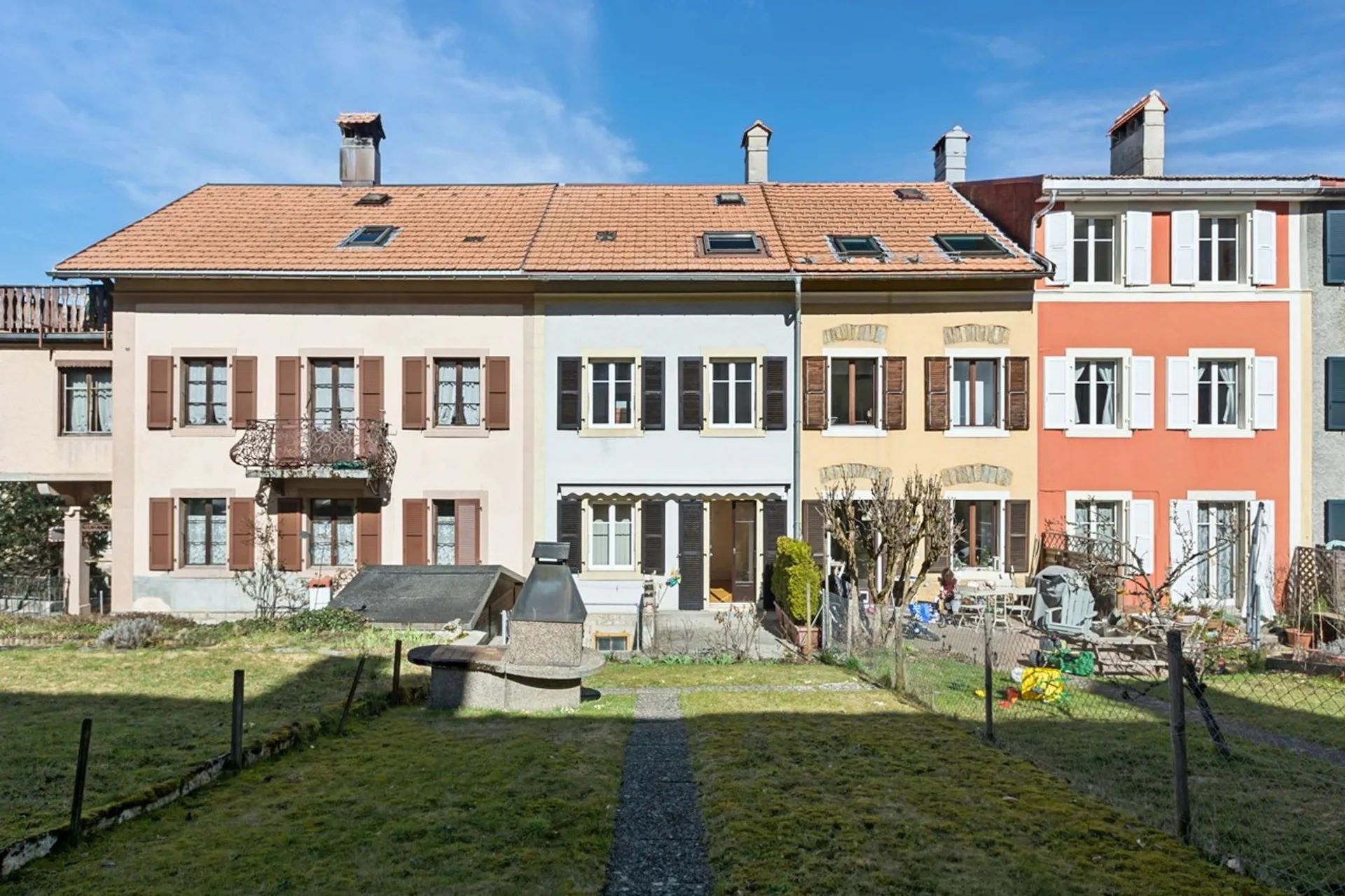 Semi-detached house with nice renovation potential