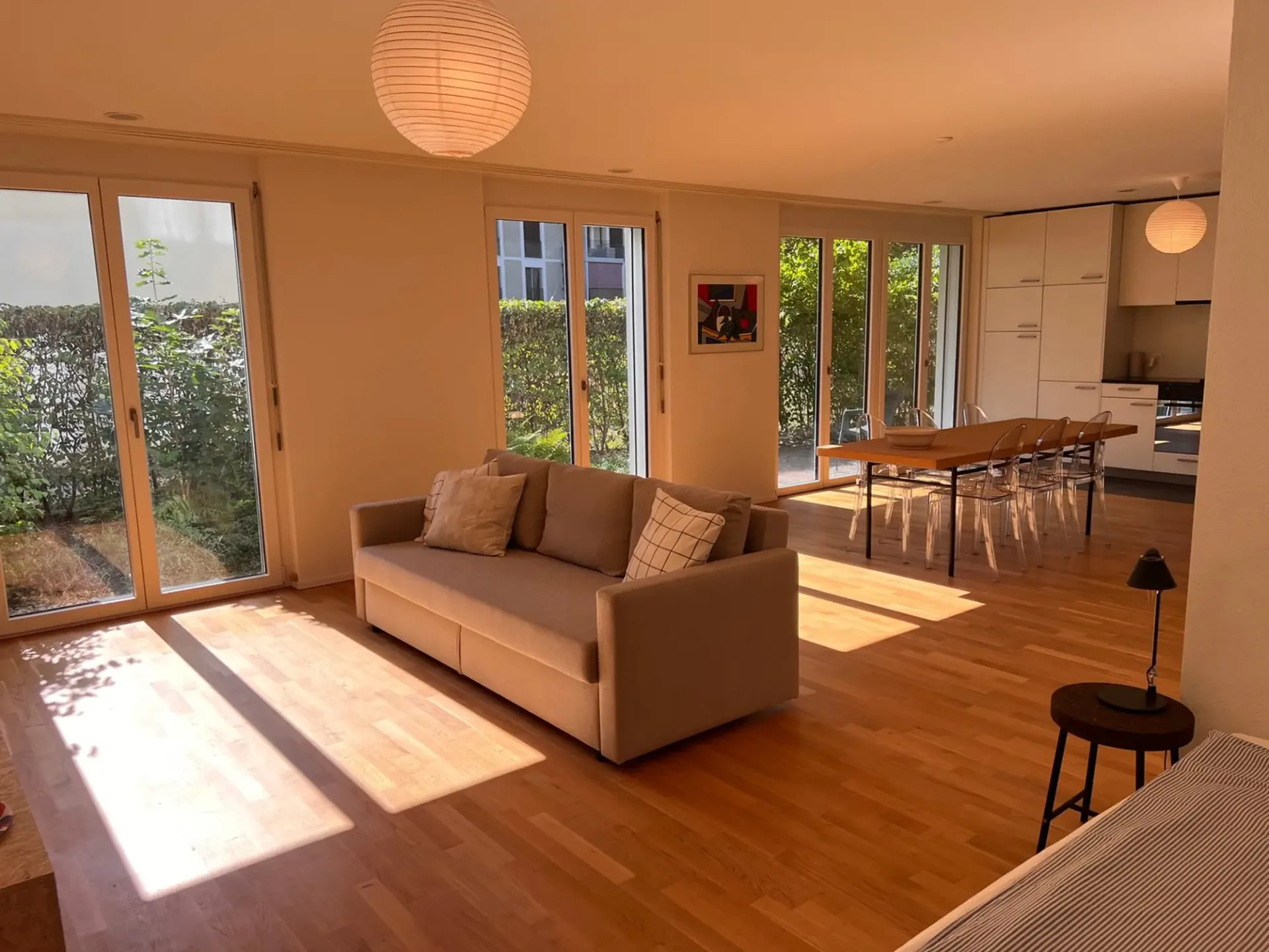 Moderne und helle Wohnung mit Gartensitzplatz