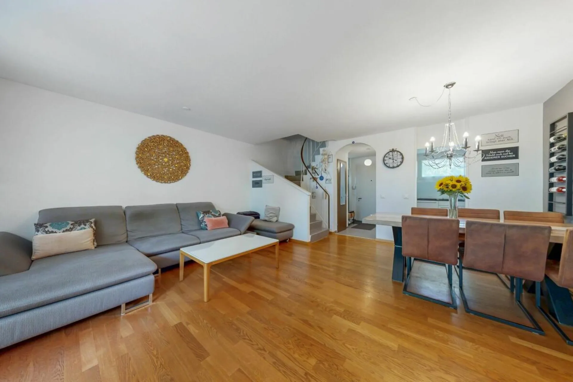 moderne Maisonette-Gartenwohnung mit Einstellhallenplatz