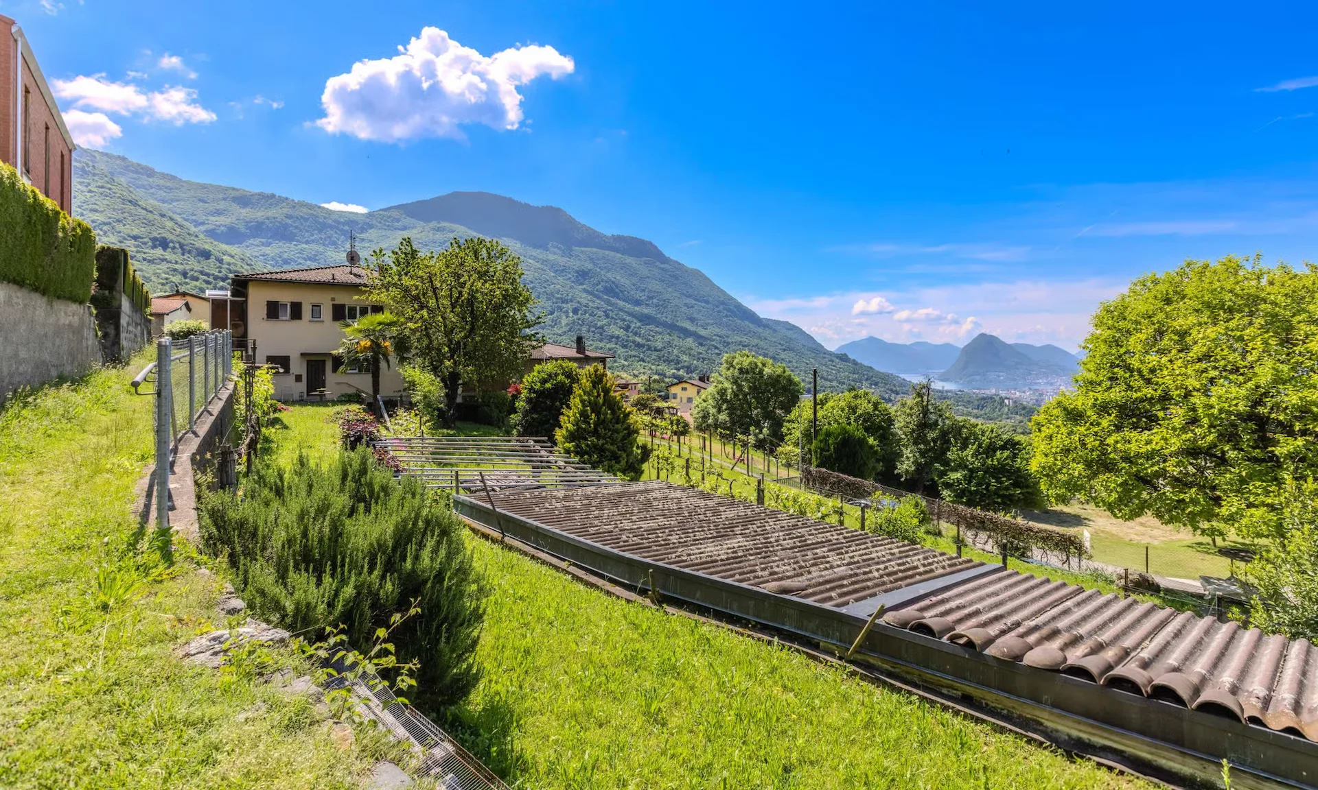 GROSSES BAUGRUNDSTÜCK MIT SEEBLICK IN SONVICO