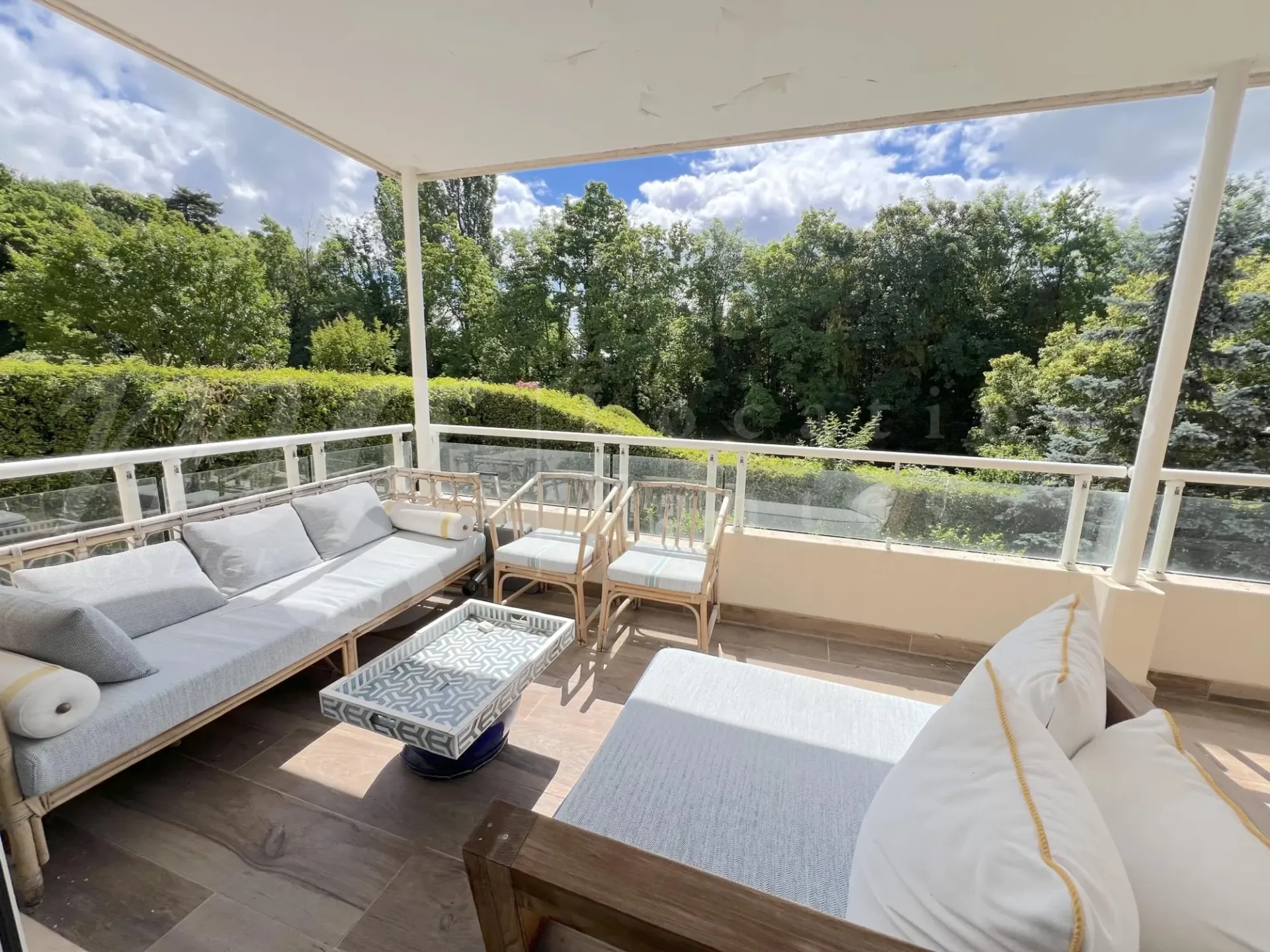COLOGNY - MAGNIFIQUE APPARTEMENT DANS UN CADRE VERDOYANT