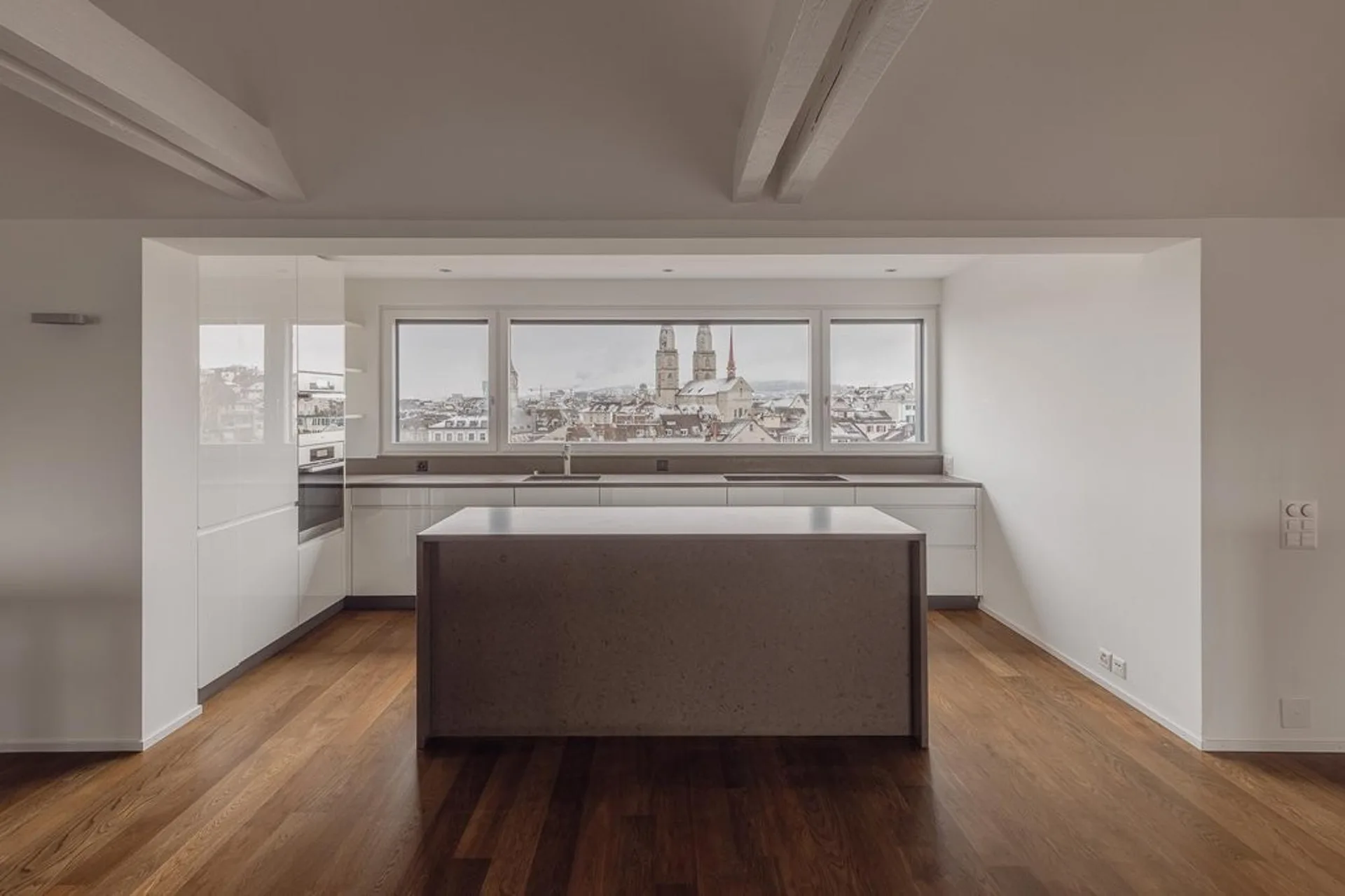 Appartamento unico di 2,5 locali con vista panoramica sulla skyline di Zurigo