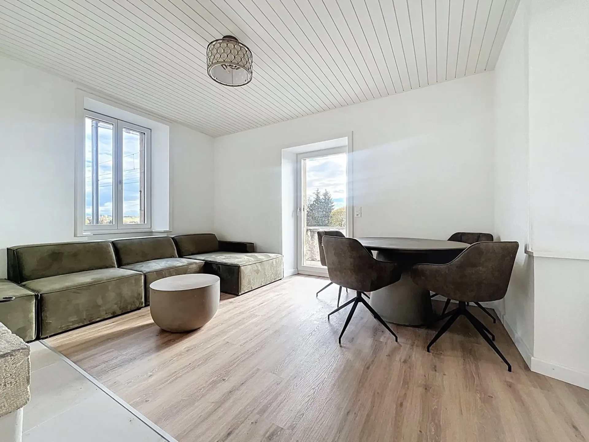 Coup de cœur garanti – villa rénovée avec terrasse et vue sur le lac !