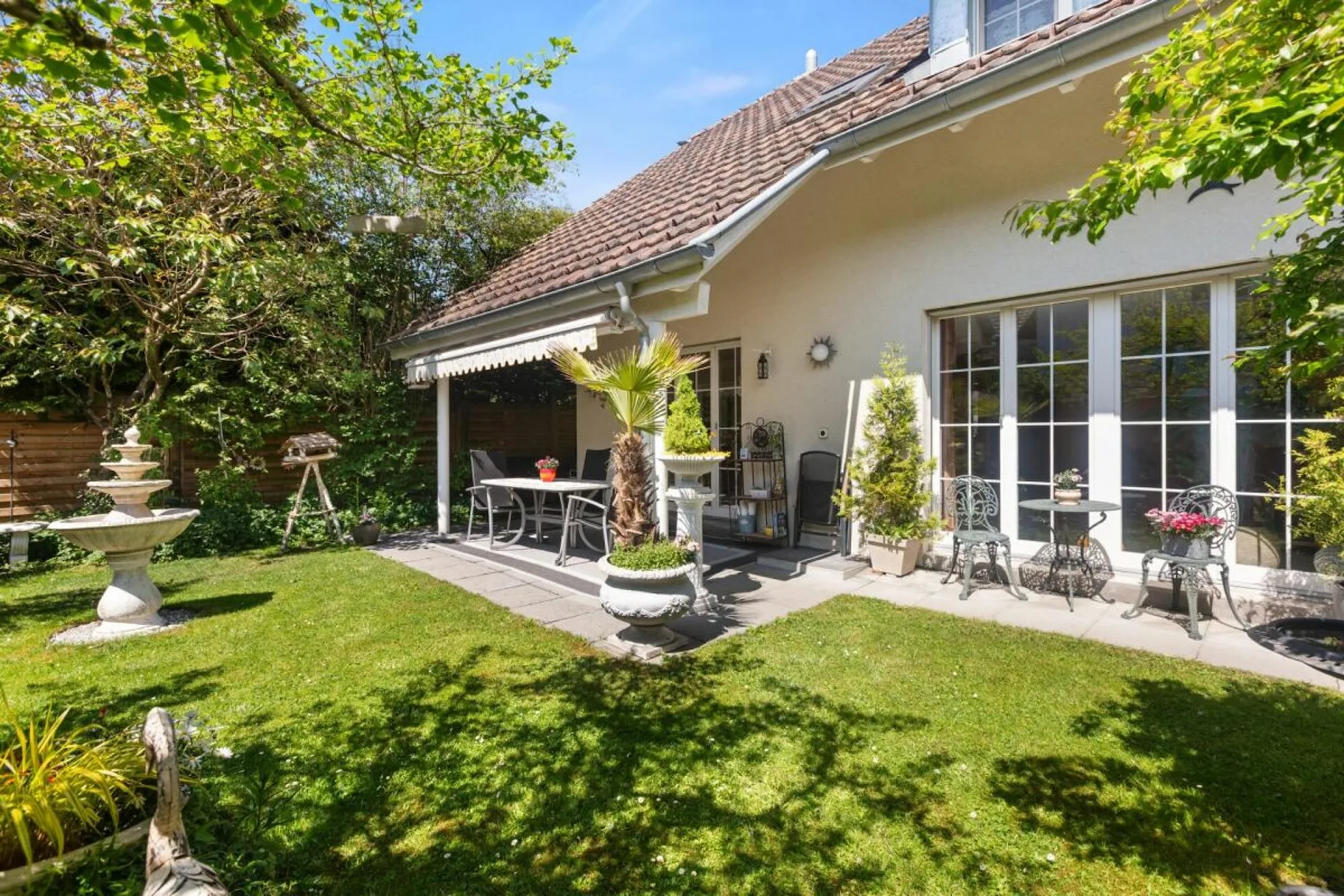 Well-maintained semi-detached house with garden idyll