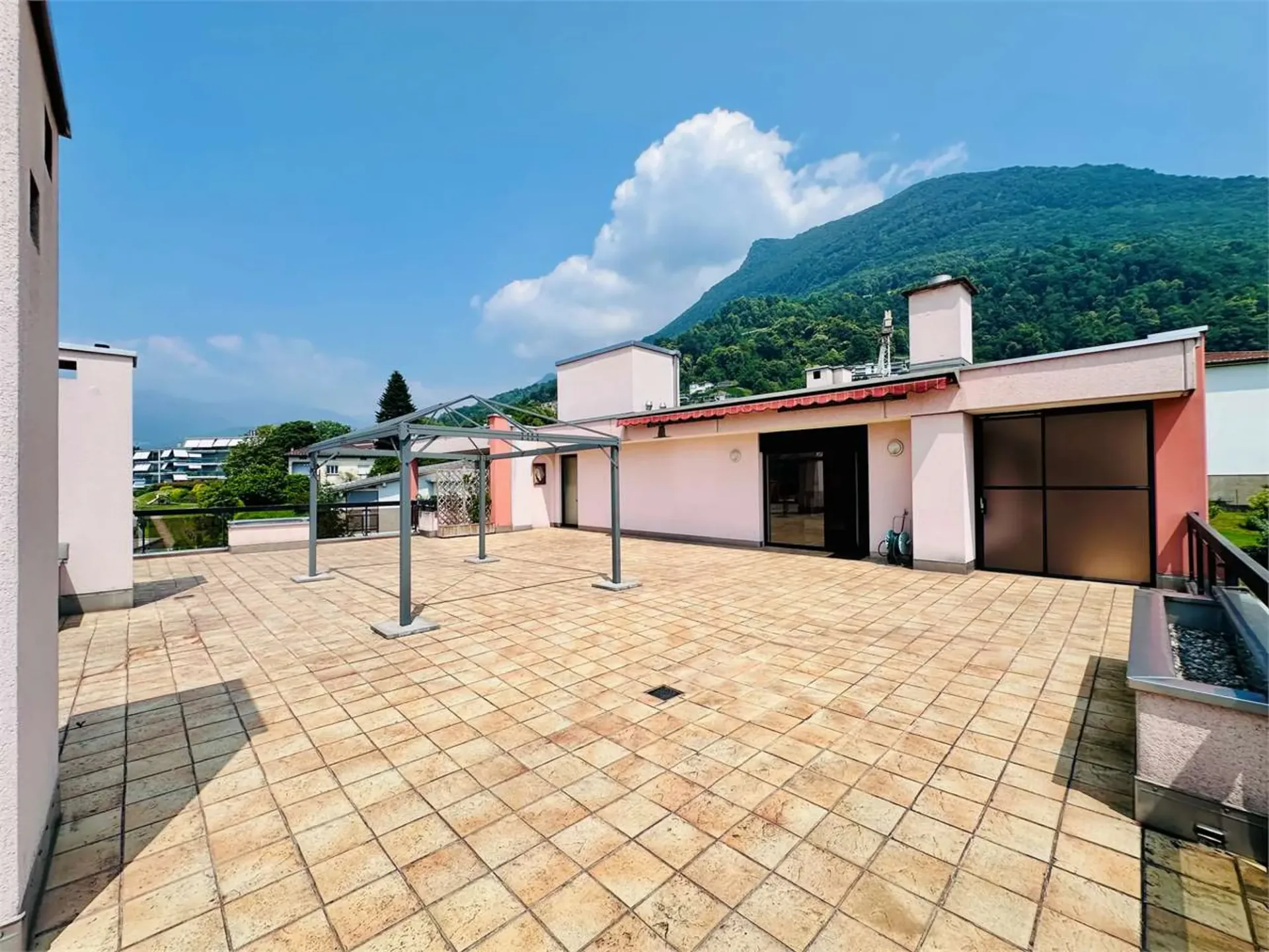 Dachwohnung mit 3,5 Zimmern und 145 m² mit großen Terrassen und freier Aussicht