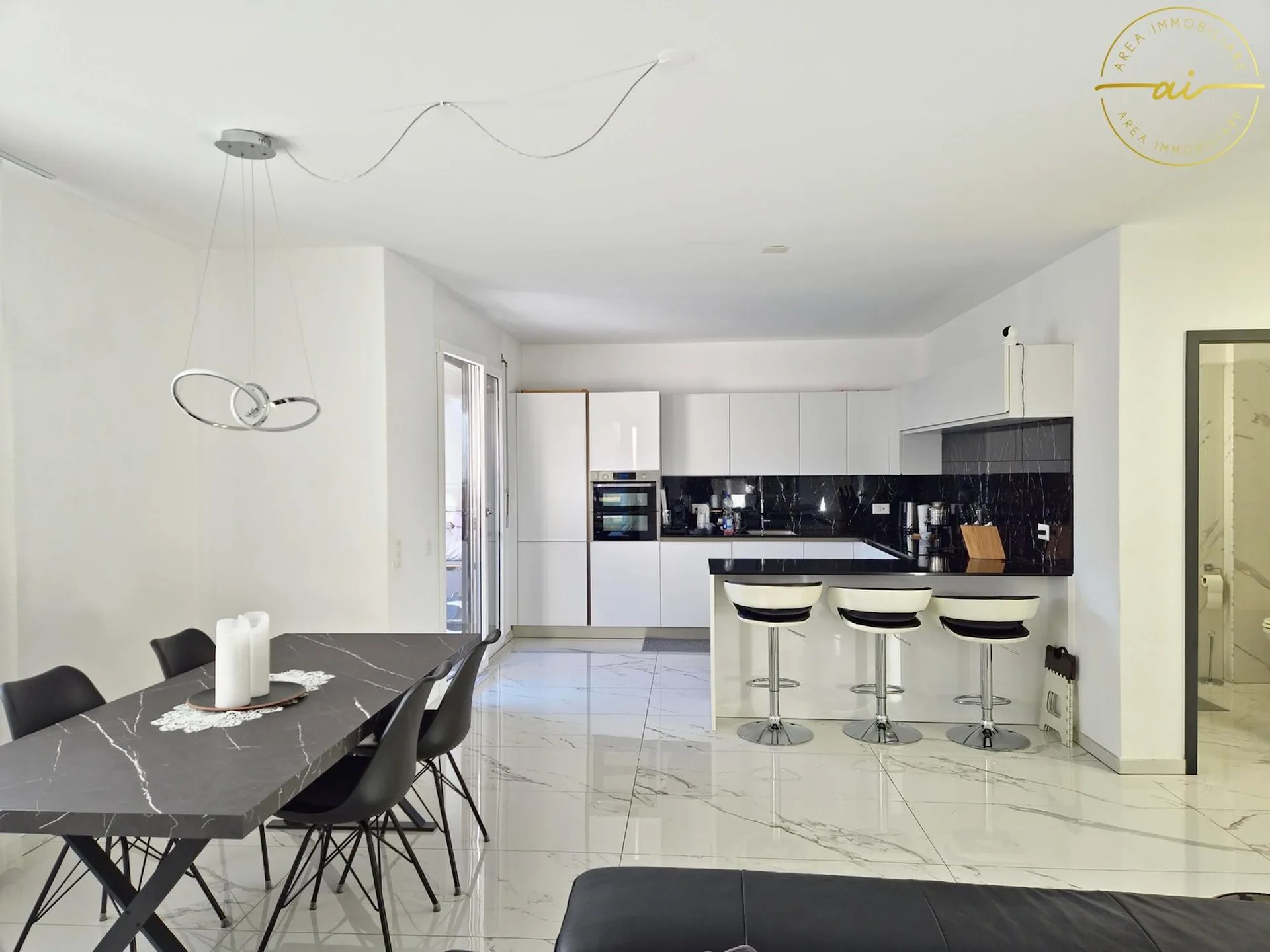 Elegantes und helles 4.5-Zimmer-Wohnung mit privatem Garten in Viganello