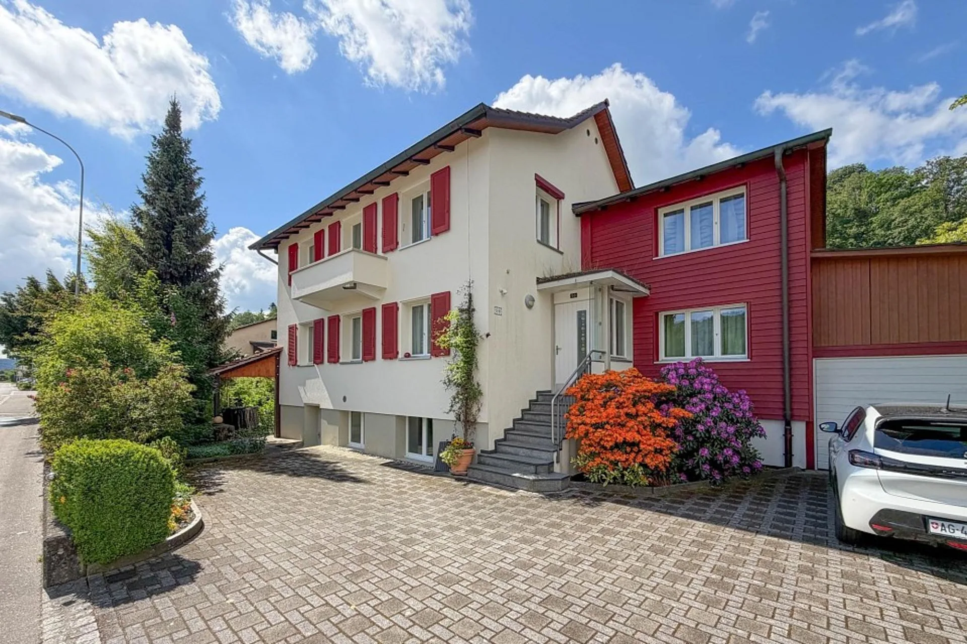 Einfamilienhaus mit Einliegerwohnung und grosser Gartenanlage