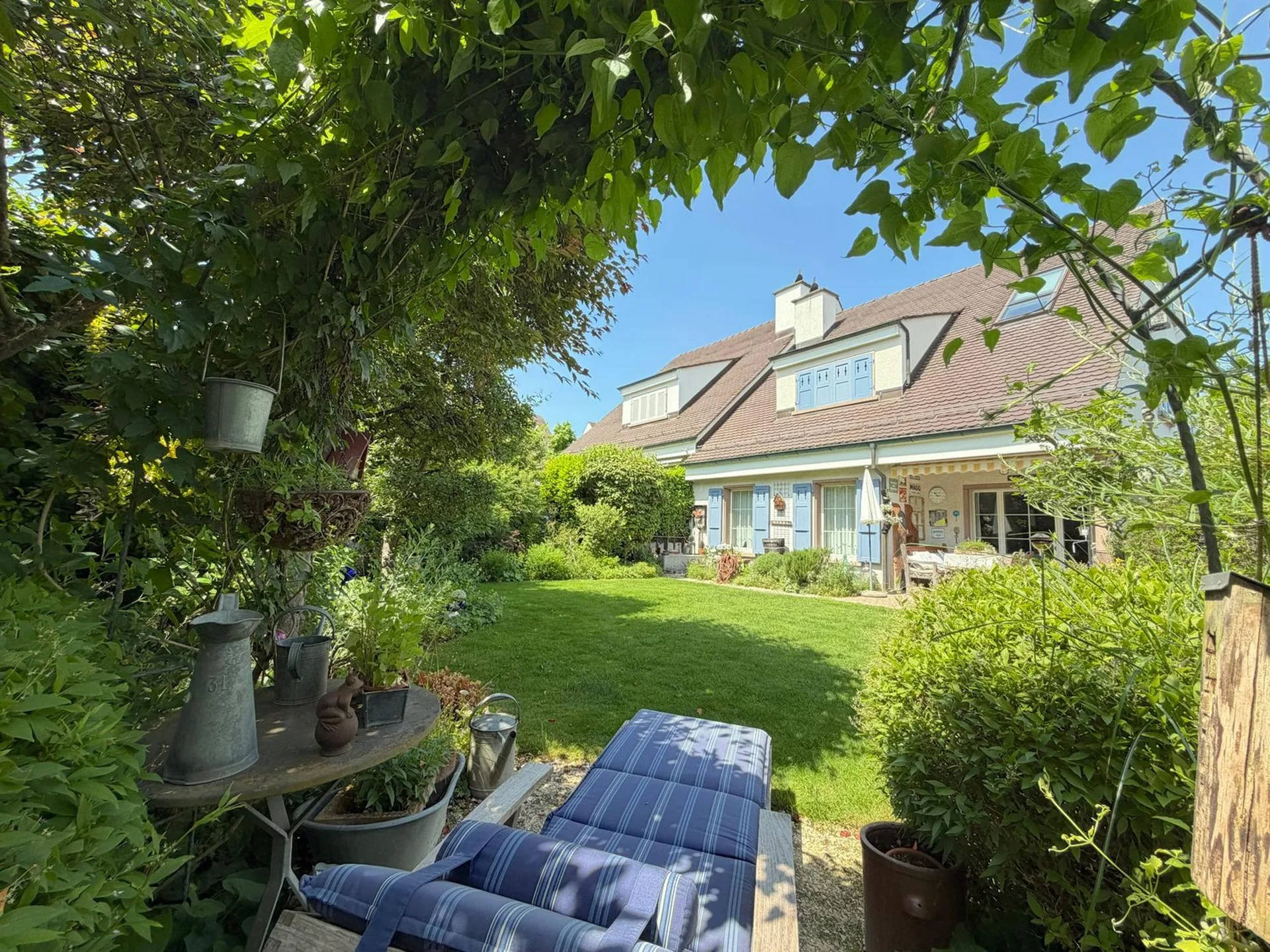Bottmingen: A well-maintained oasis of relaxation In a sought-after location with garden, garage..