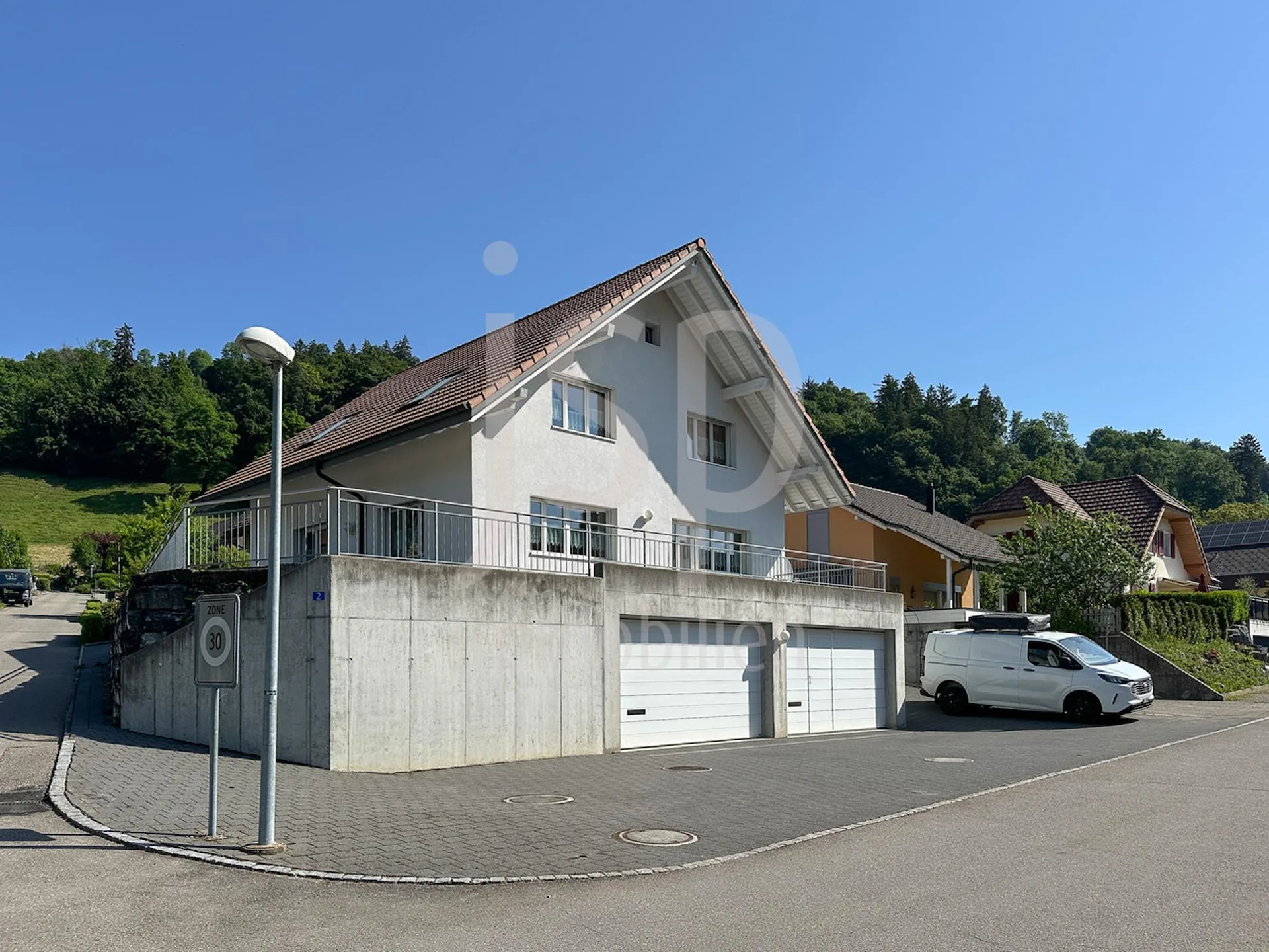 Neuwertiges 6-Zimmer Familienhaus mit Garage für vier Fahrzeuge
