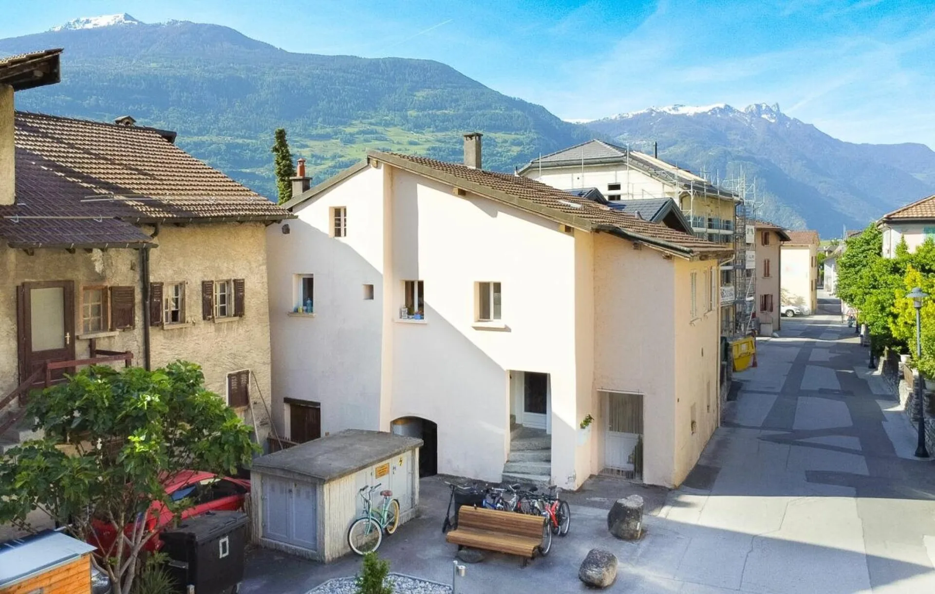Maison avec 3 appartements au centre d'Ardon