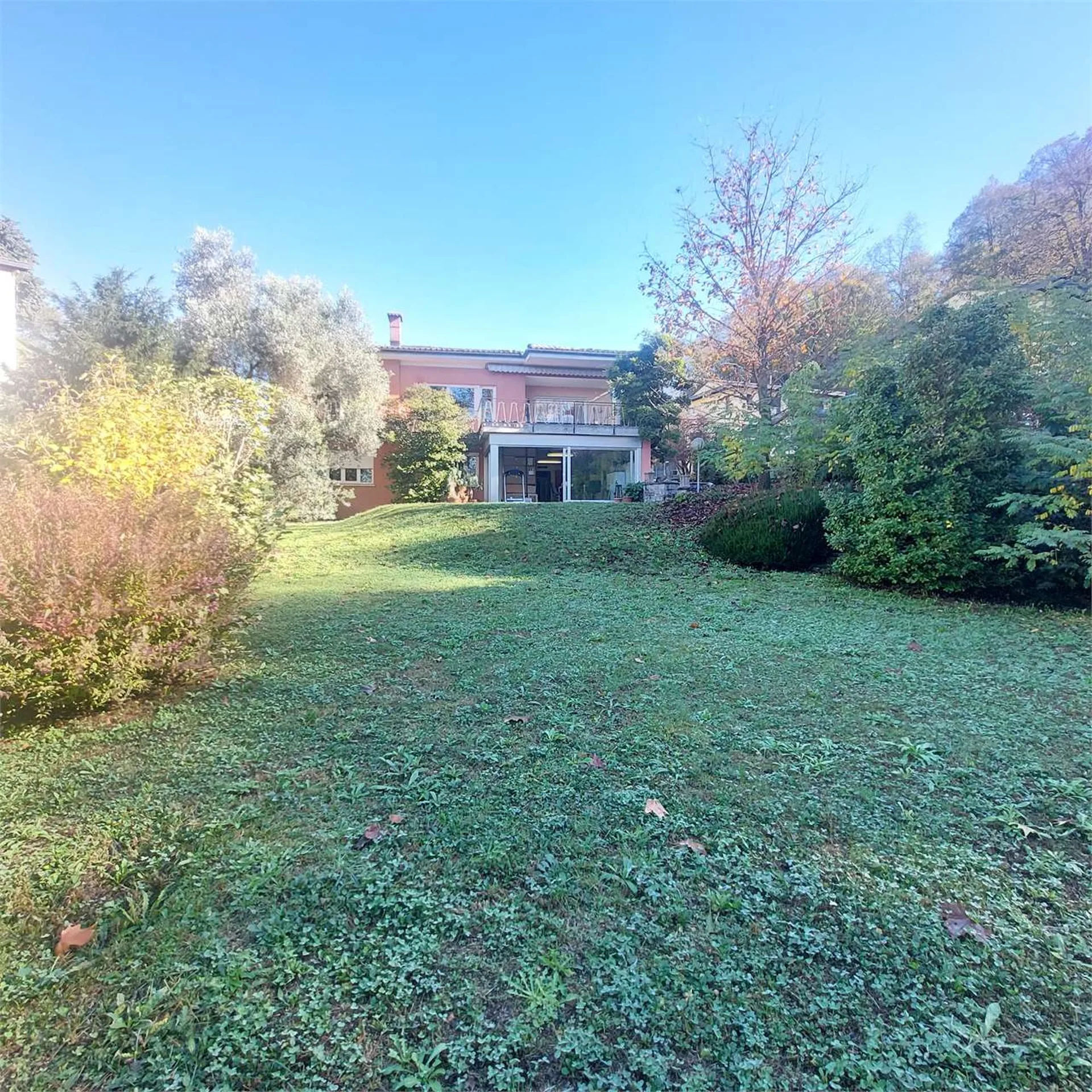 Montagnola, villa signorile 7.5 locali con terreno edificabile