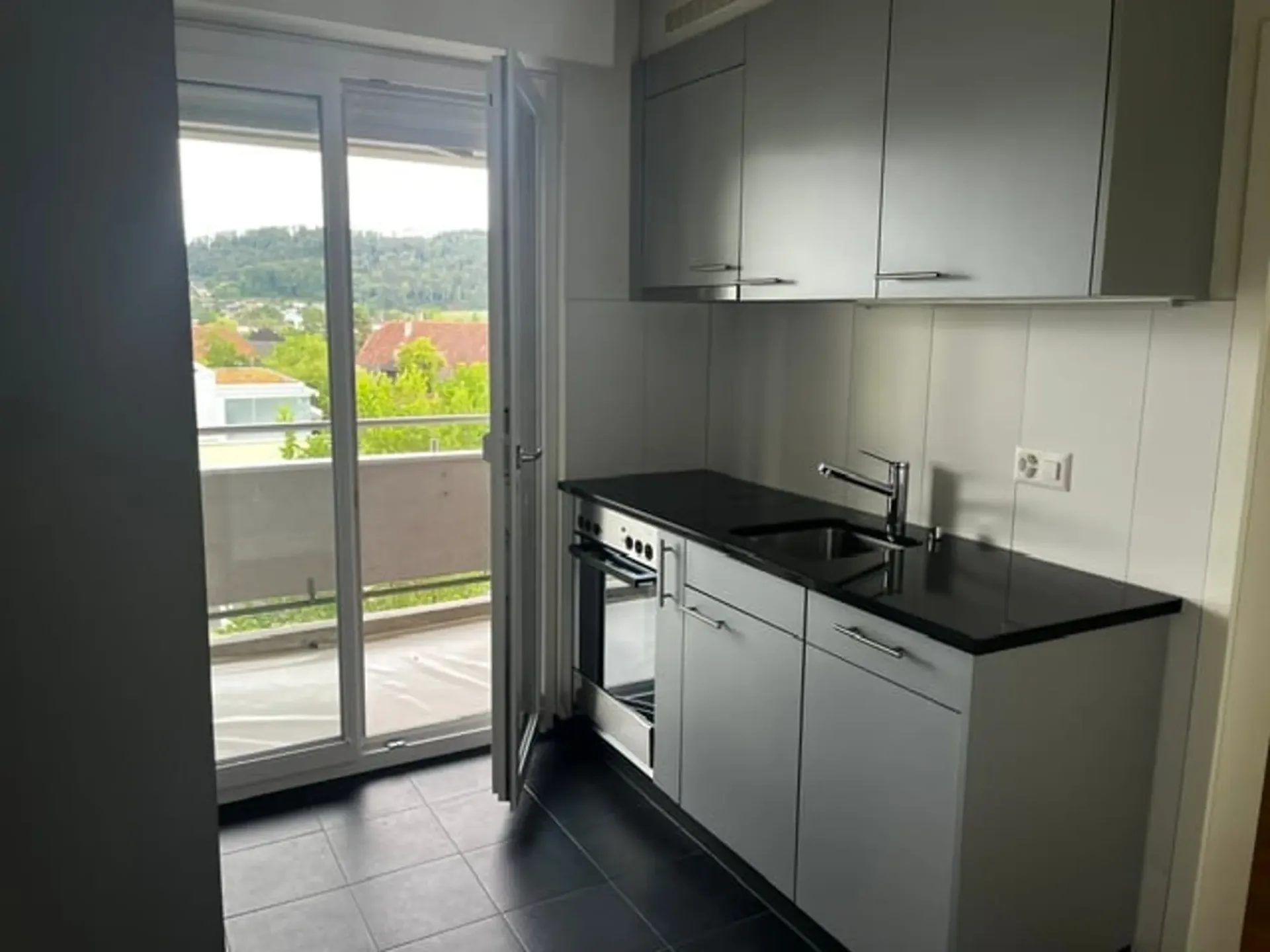 Helle 2.5-Zimmer-Wohnung mit Balkon in Brügg – ab sofort verfügbar!
