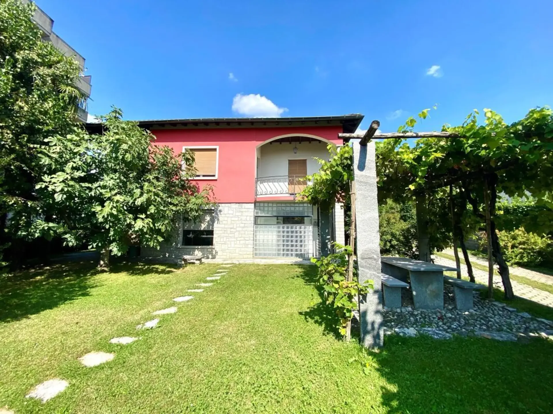 Casa indipendente con giardino e garage