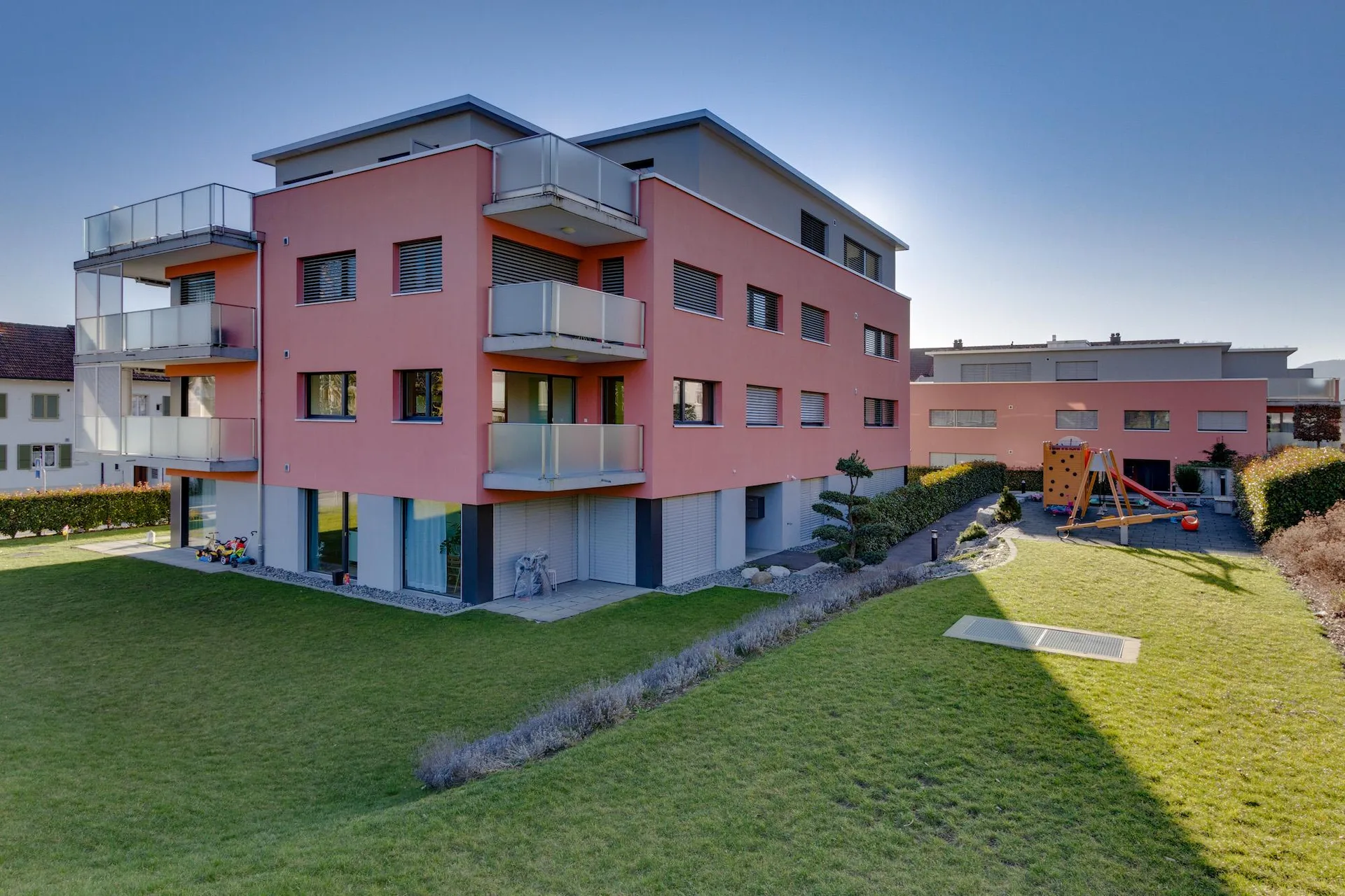 Topmodernes Wohnen mit Gartensitzplatz und Feldaussicht!