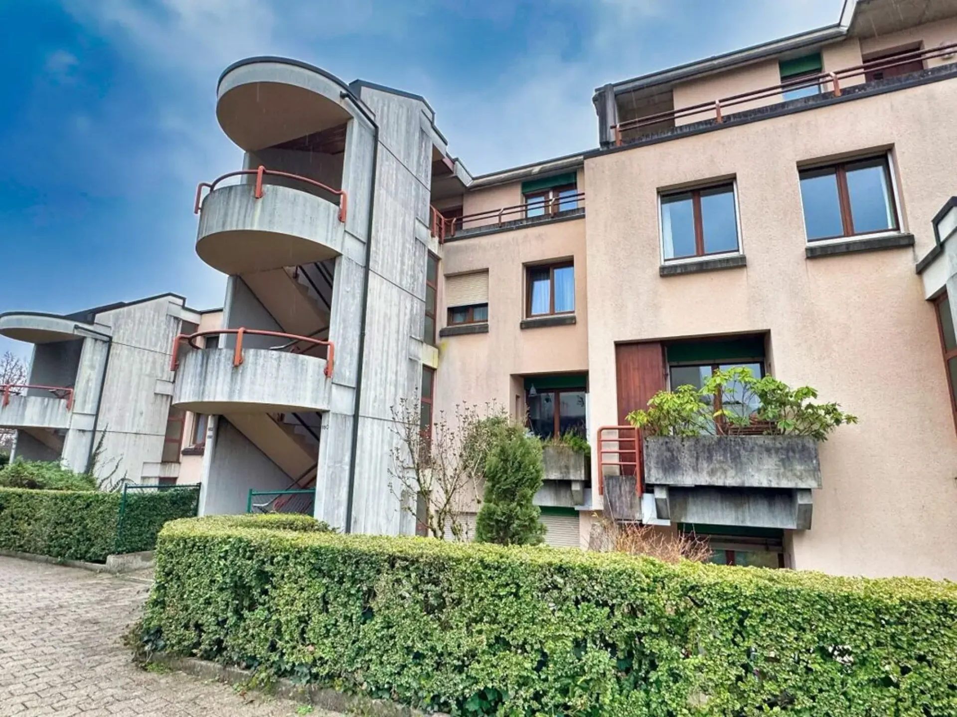 Dreistöckiges Wohnhaus mit 180 m2 zur Renovierung in Nyon