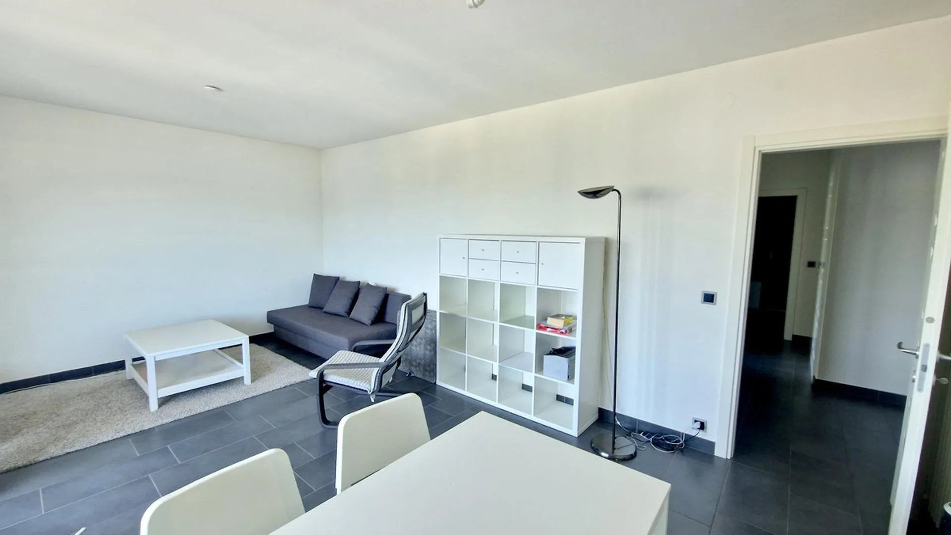 Schöne 3,5-Zimmer-Wohnung mit Panoramablick, komplett renoviert im modernen Stil.