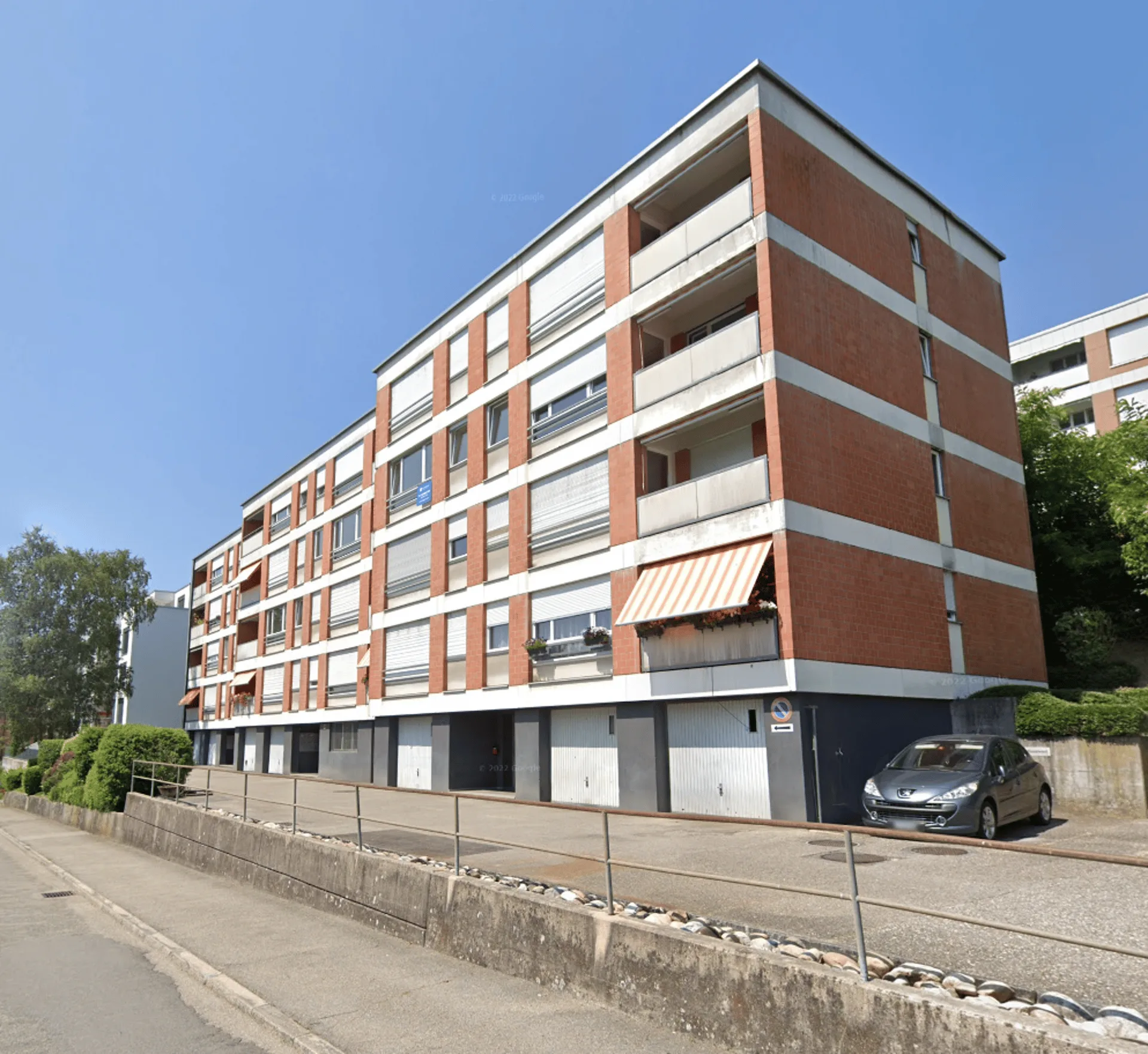 Teilrenovierte 4.5-Zimmerwohnung im EG mit Balkon!