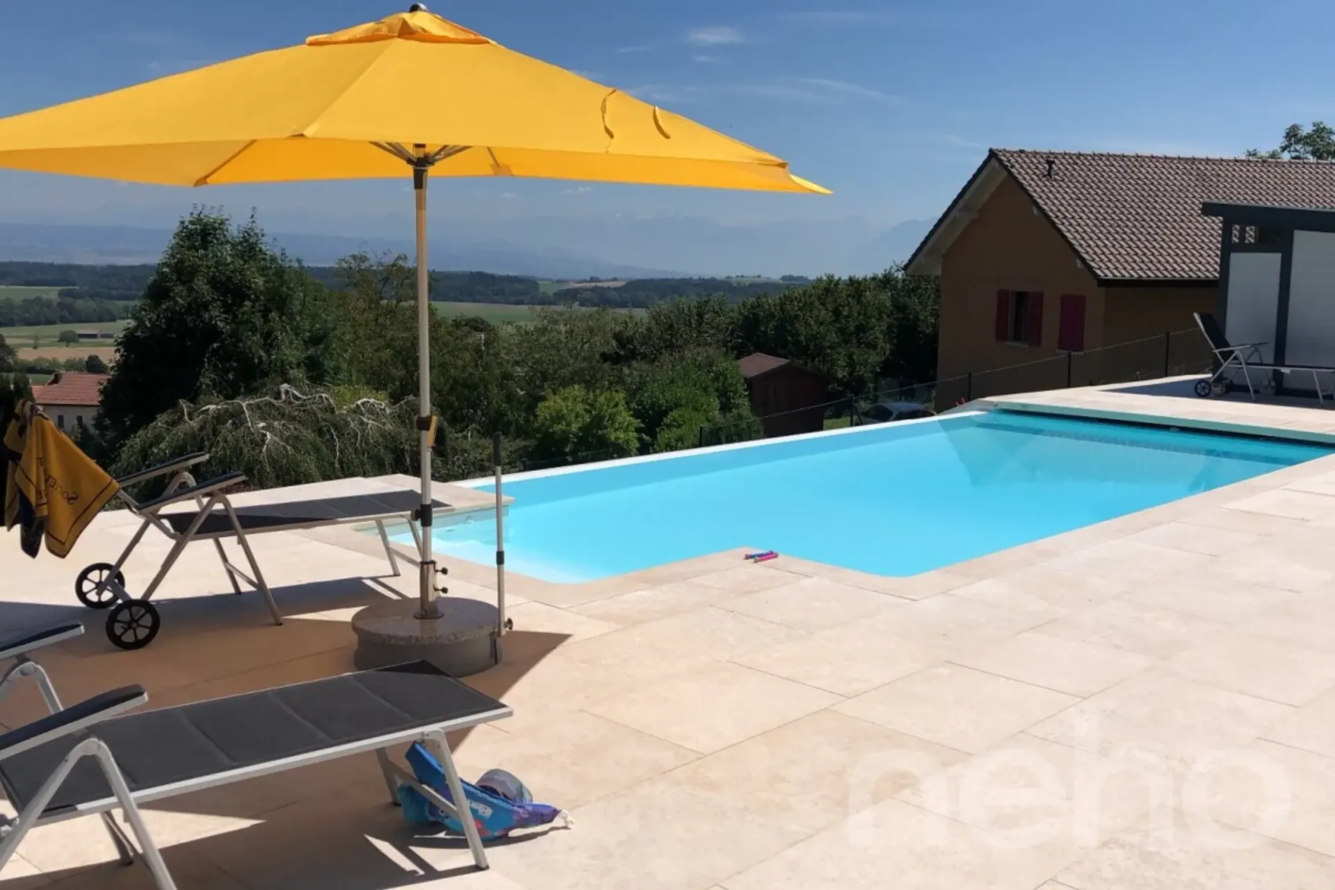 Passivhaus mit Studio, Pool und freier Sicht