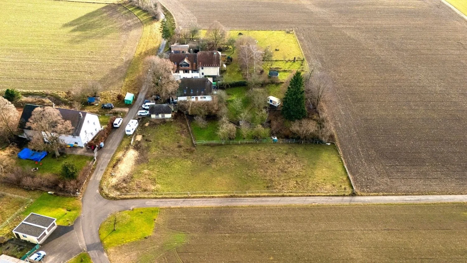 Maison bifamiliale avec grand terrain
