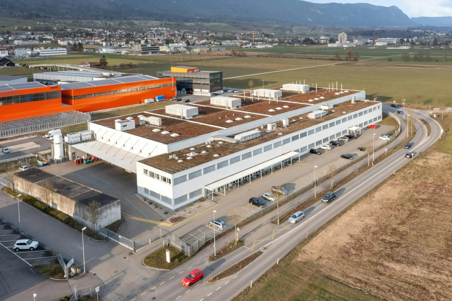 Ca. 1'500 m2 grosse, 10m hohe, LKW befahrbare Industriehalle mit 8t-Kränen und hoher Bodenlast, Büro