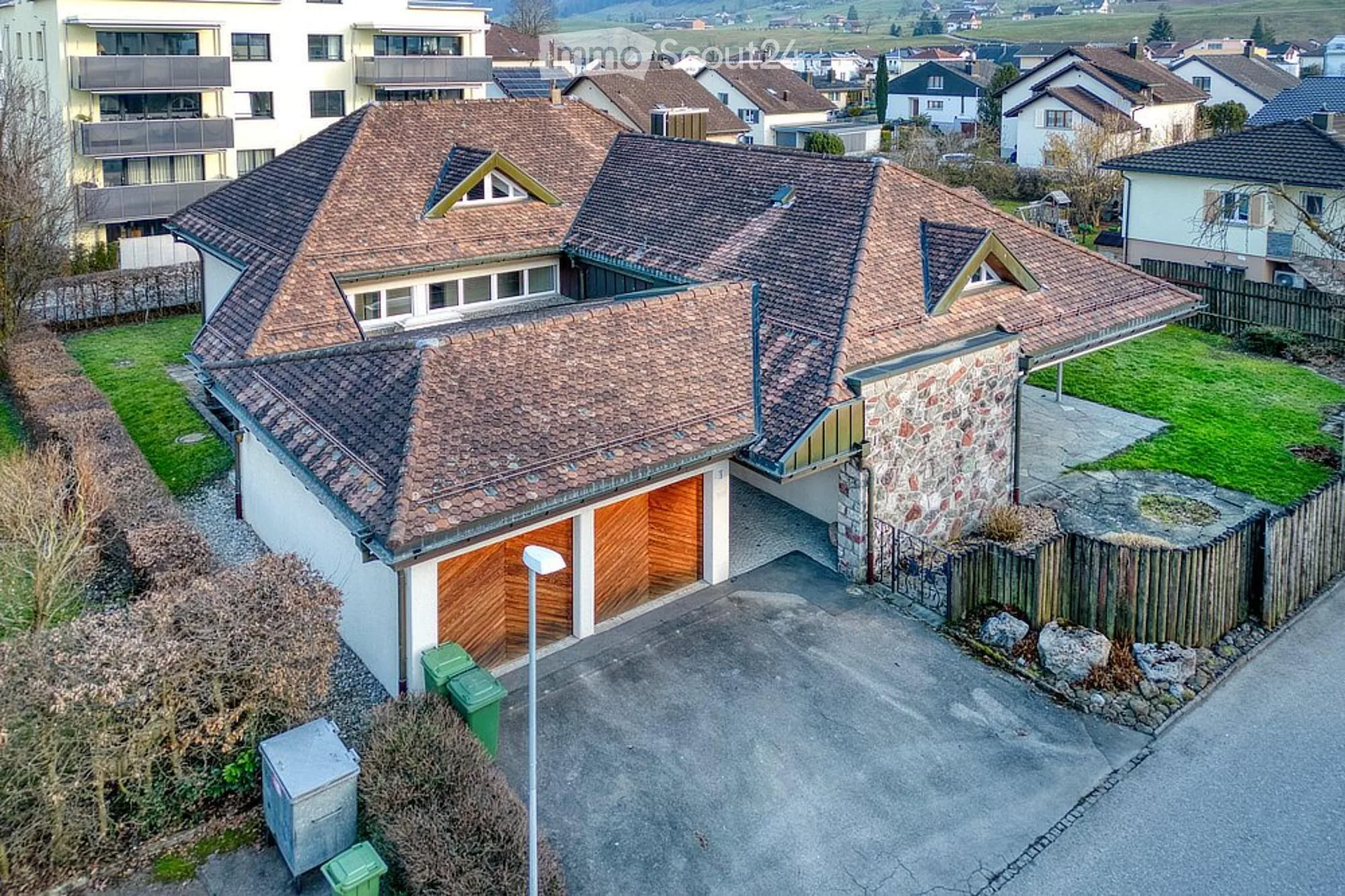 Grosses Freistehendes Einfamilienhaus