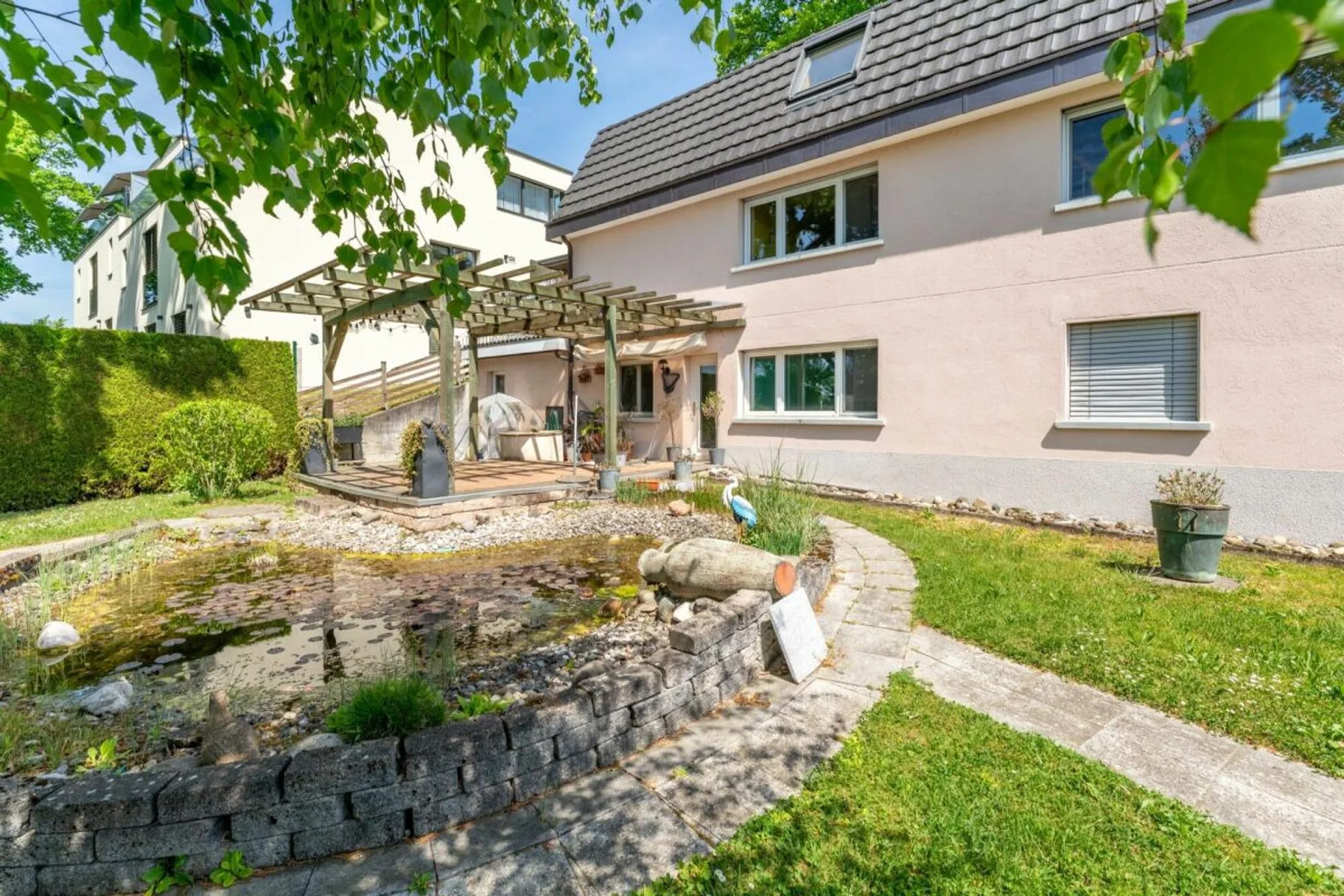 E troumhafti Wohnlag: Eifamiliehuus met Ilegerwohnig ond wonderbarem Garte