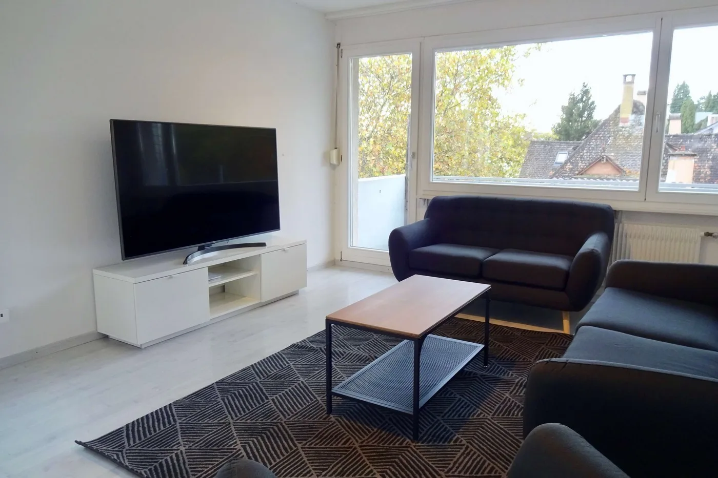 Möbliertes Zimmer in 4er WG mit grossem Wohnzimmer & Balkon